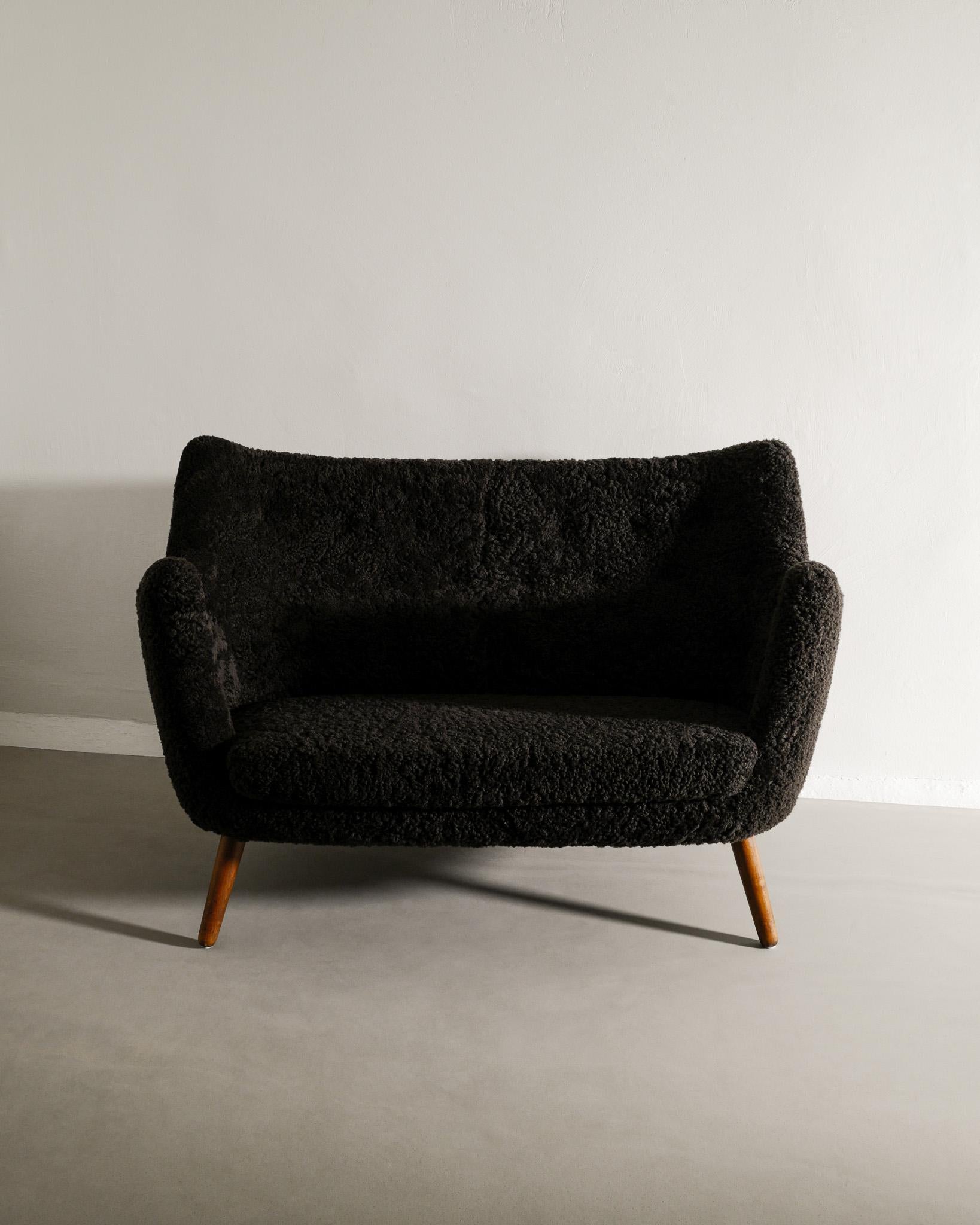 Danish Curved Mid Century Poet Sofa by Finn Juhl Produced by Niels Vodder, 1941  In Good Condition For Sale In Stockholm, SE