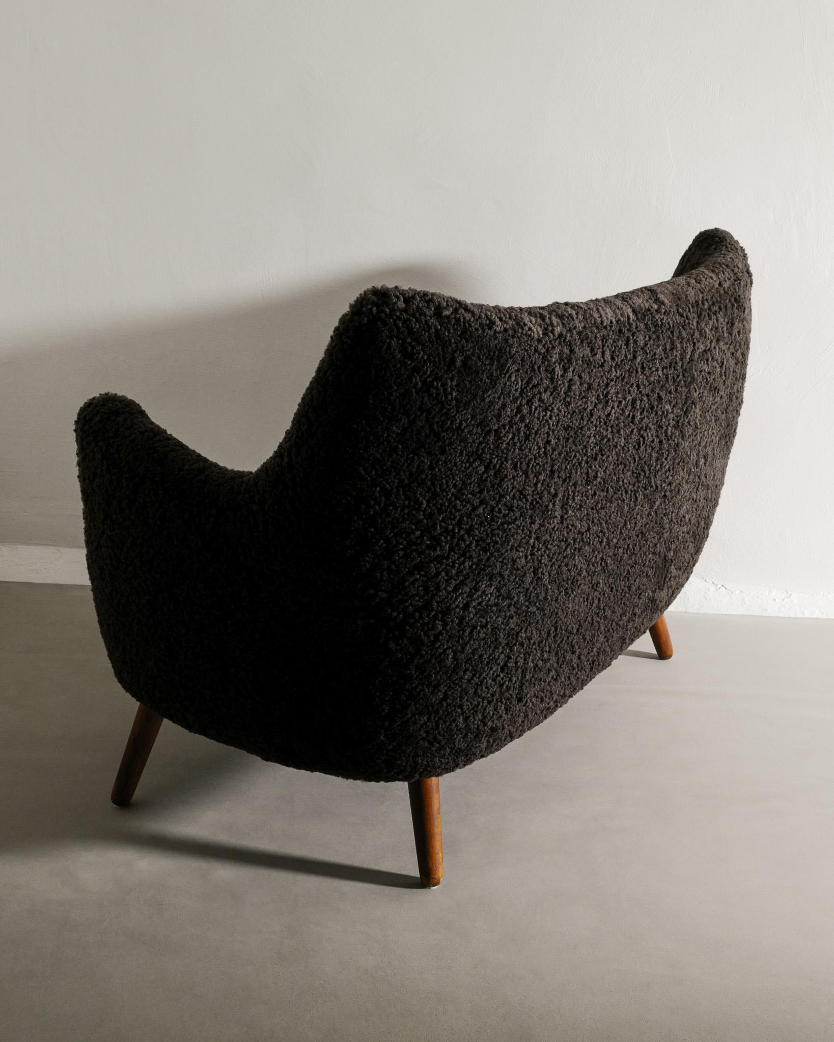 Danish Curved Mid Century Poet Sofa by Finn Juhl Produced by Niels Vodder, 1941  For Sale 1