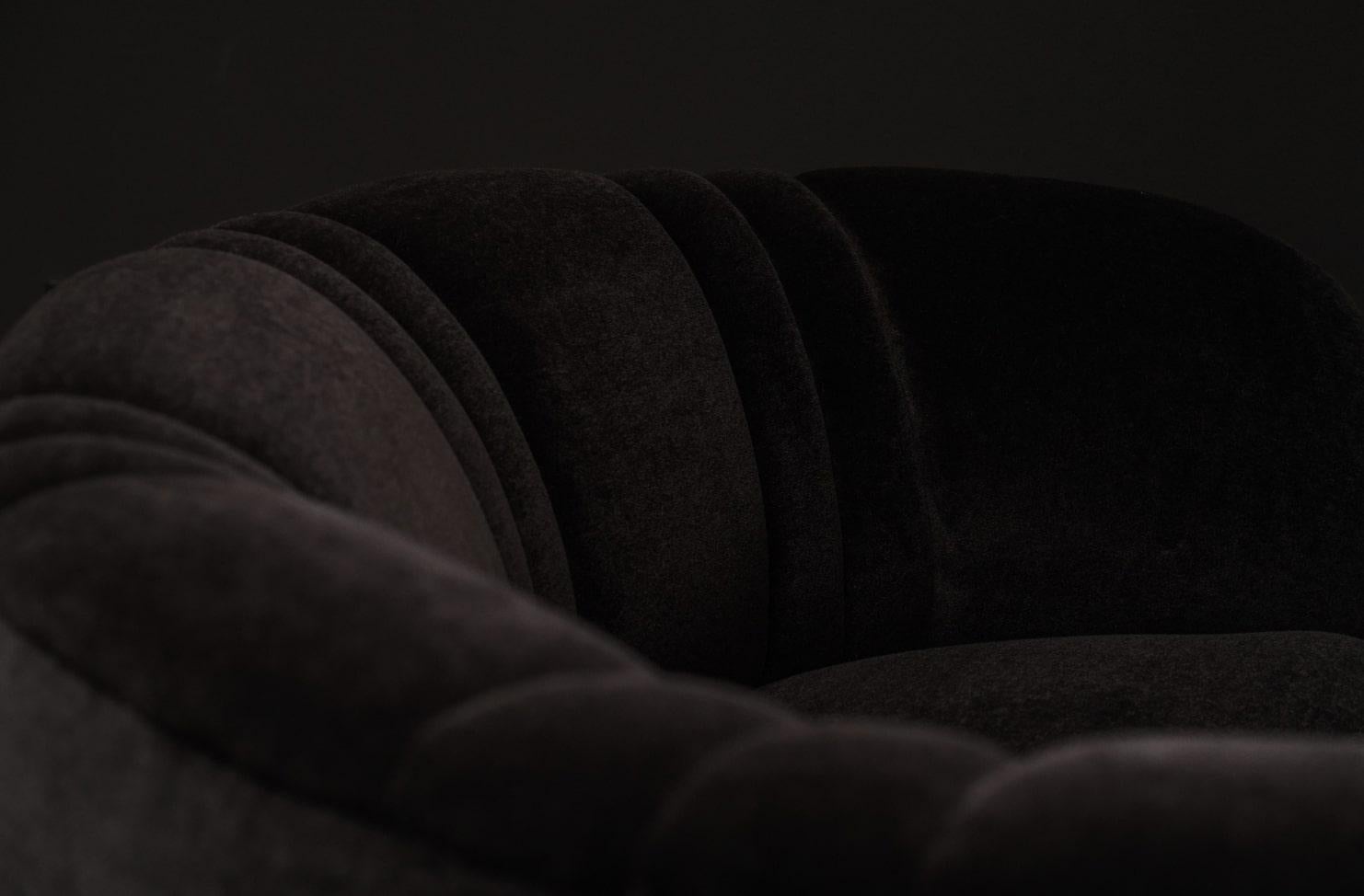 Dänisches geschwungenes Sofa aus dunkelbraunem Mohair (20. Jahrhundert) im Angebot