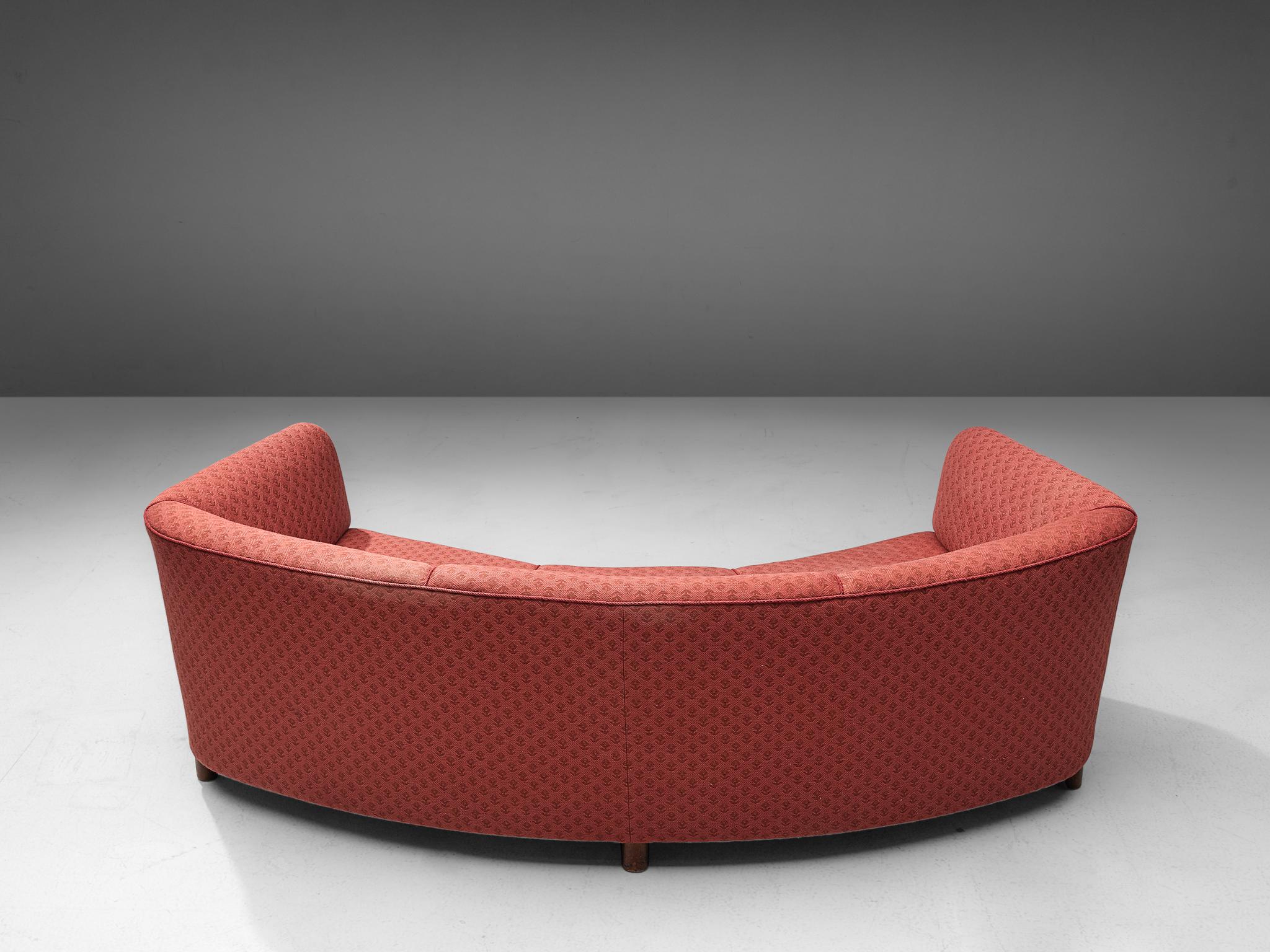 Dänisches geschwungenes Sofa mit geblümter roter Polsterung im Angebot 2