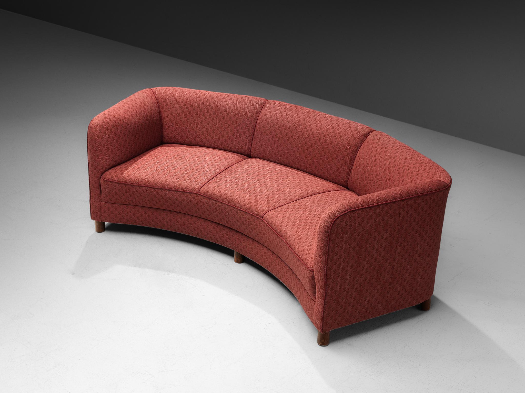 Dreisitziges Sofa, Stoff, Holz, Dänemark, 1940er Jahre

Dieses zarte, bananenförmige Sofa hat eine dynamisch geschwungene Form und zeichnet sich außerdem durch eine niedrige Rückenlehne und einen hohen Sitz aus. Der Rahmen wird von eleganten Linien
