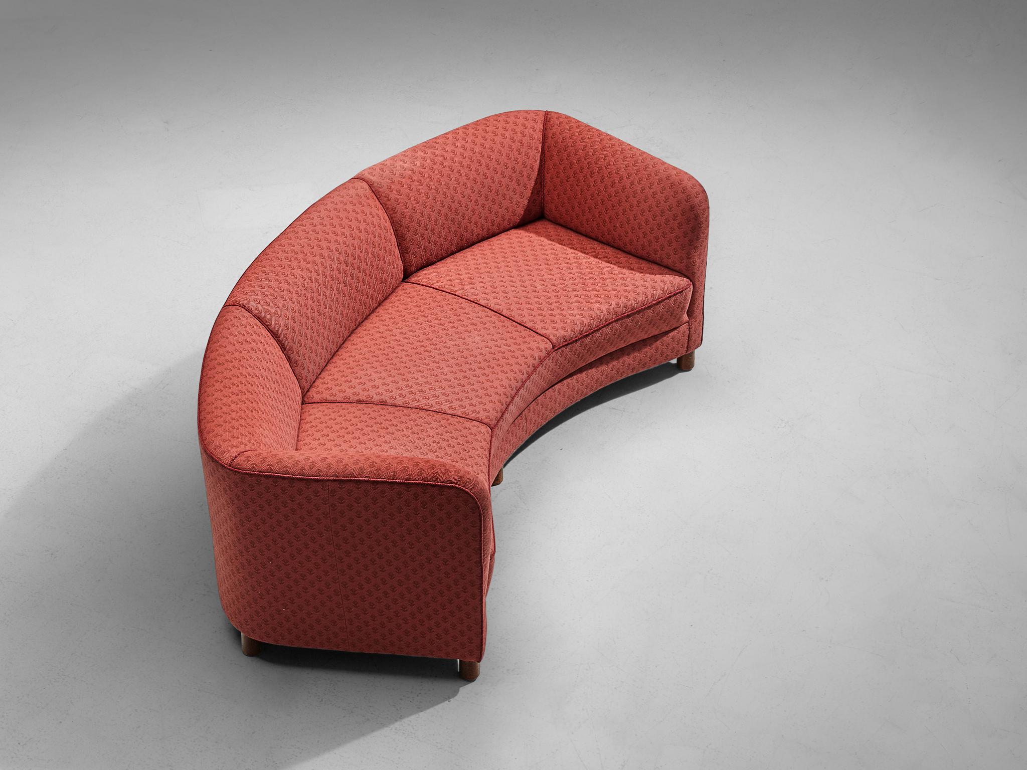 Dänisches geschwungenes Sofa mit geblümter roter Polsterung (Art déco) im Angebot