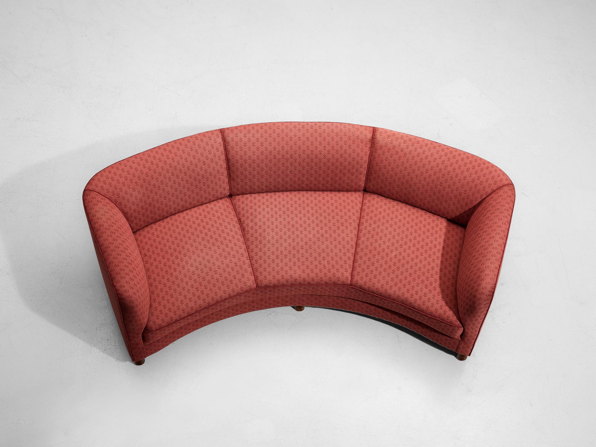 Dänisches geschwungenes Sofa mit geblümter roter Polsterung (Skandinavische Moderne) im Angebot
