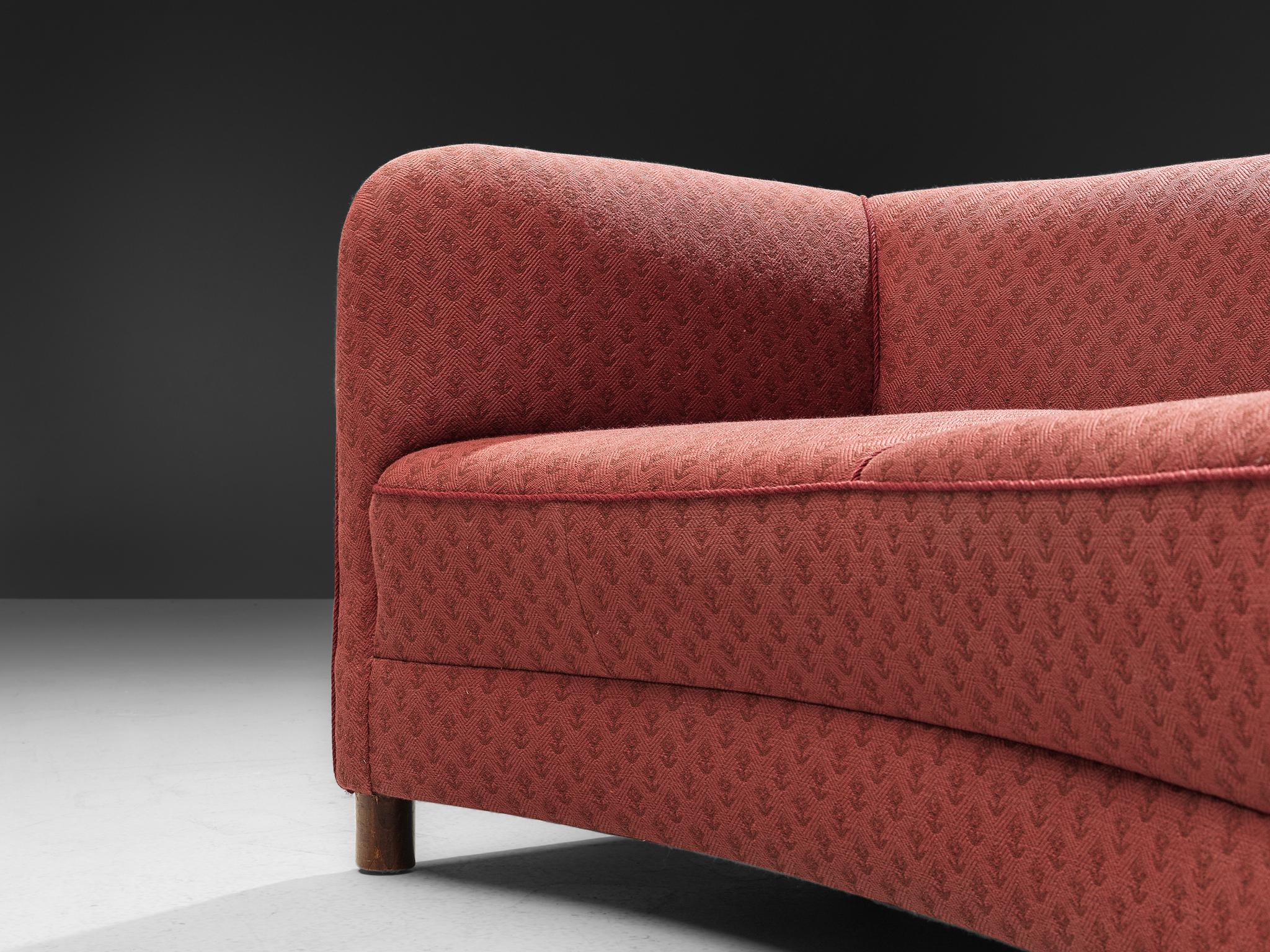 Dänisches geschwungenes Sofa mit geblümter roter Polsterung im Zustand „Gut“ im Angebot in Waalwijk, NL