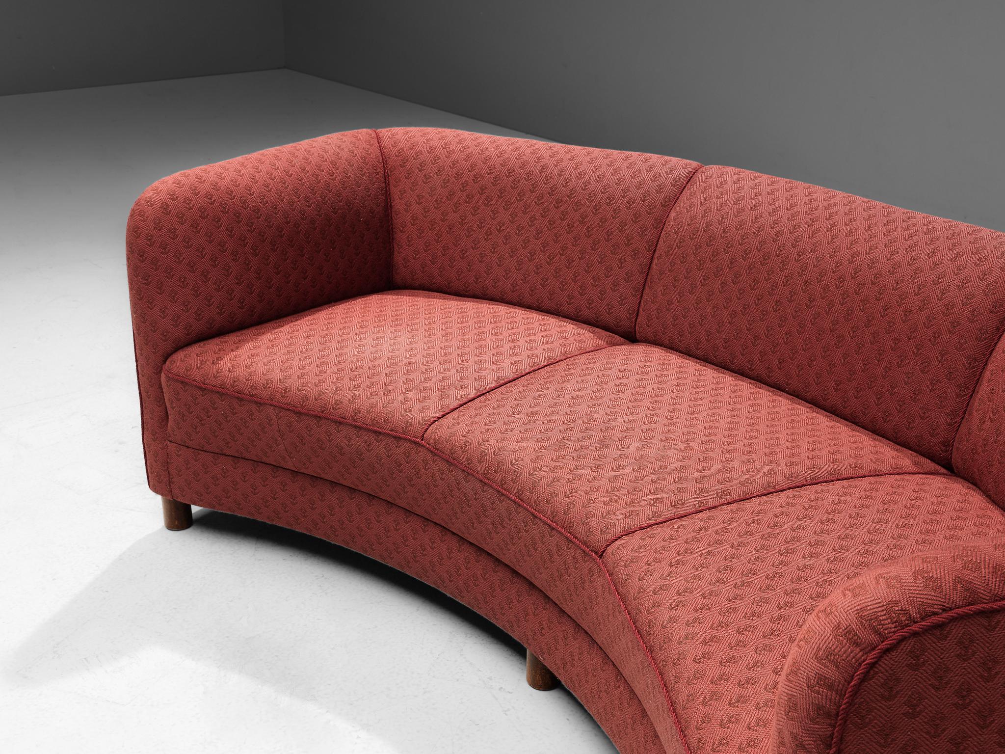Dänisches geschwungenes Sofa mit geblümter roter Polsterung (Mitte des 20. Jahrhunderts) im Angebot