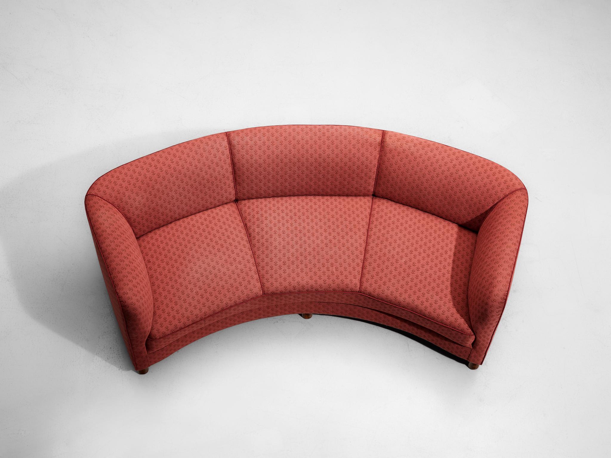Dänisches geschwungenes Sofa mit geblümter roter Polsterung im Angebot 1