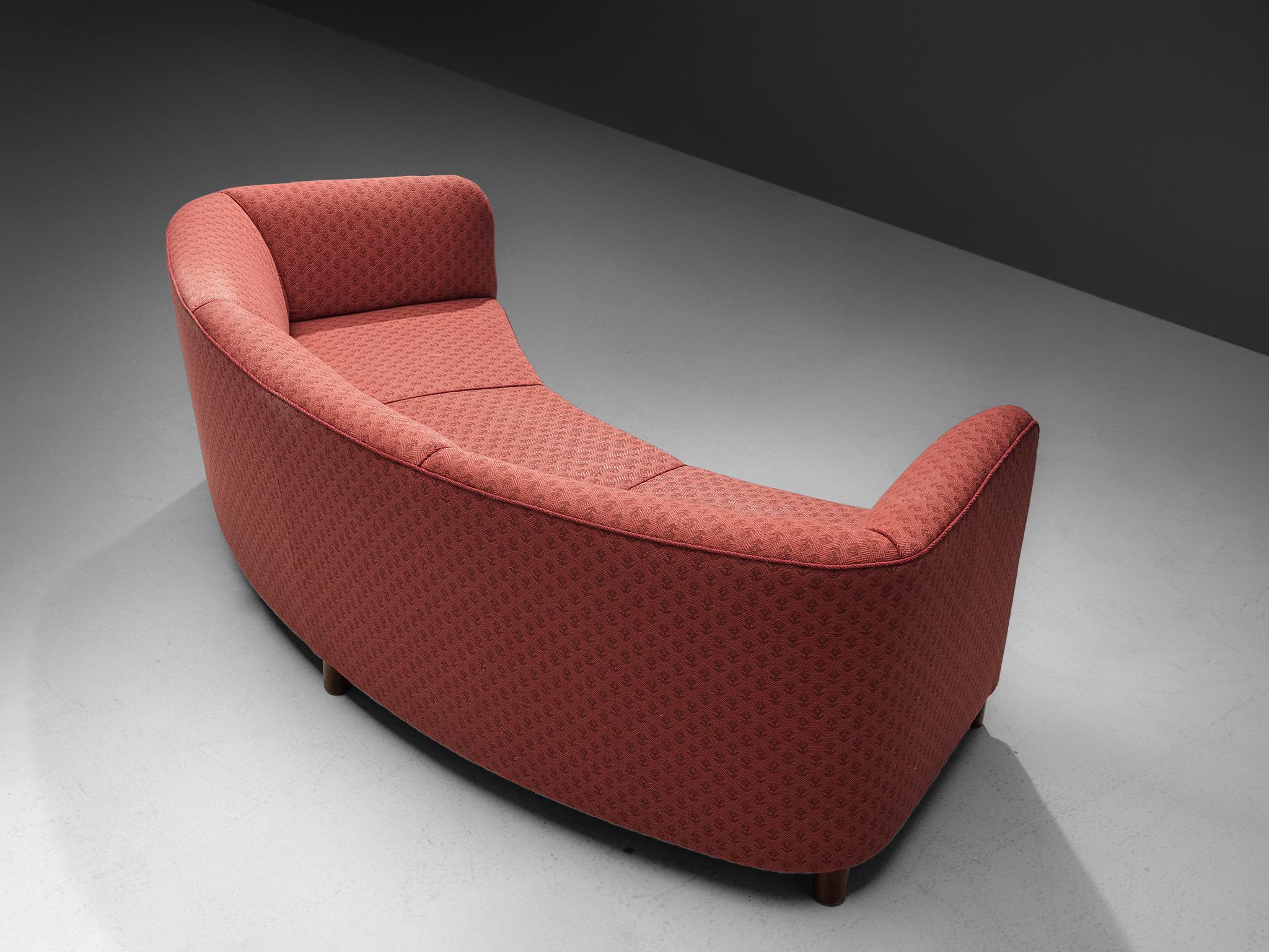 Dänisches geschwungenes Sofa mit geblümter roter Polsterung im Angebot 2