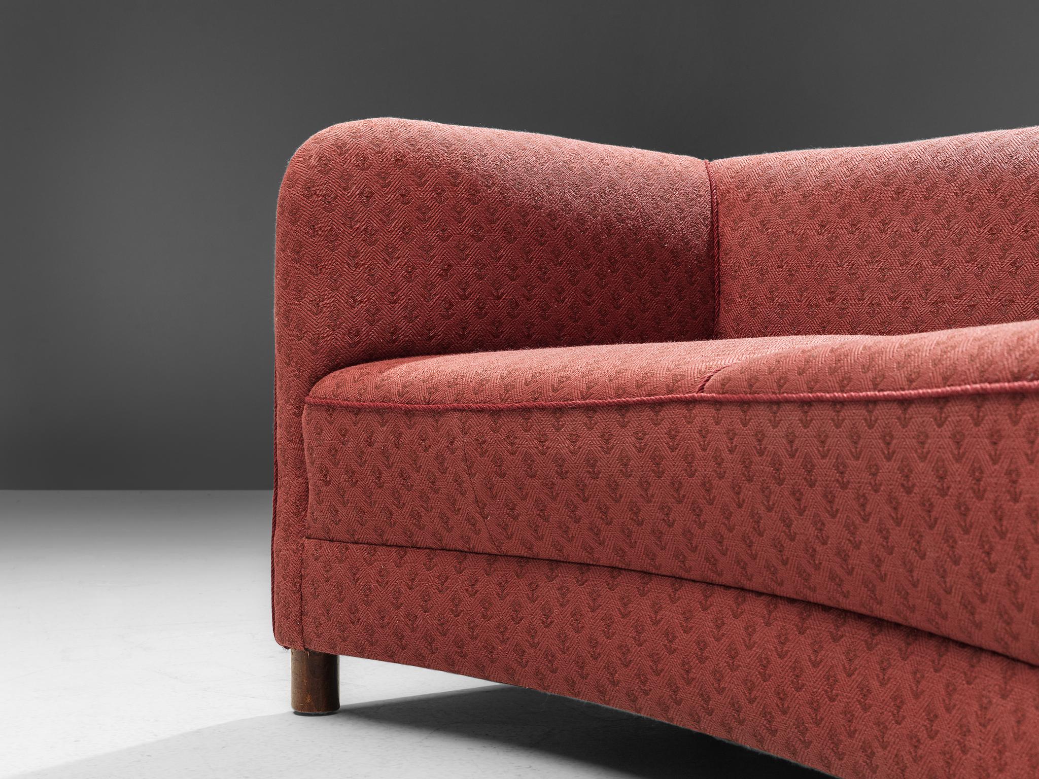 Dänisches geschwungenes Sofa mit geblümter roter Polsterung im Angebot 1