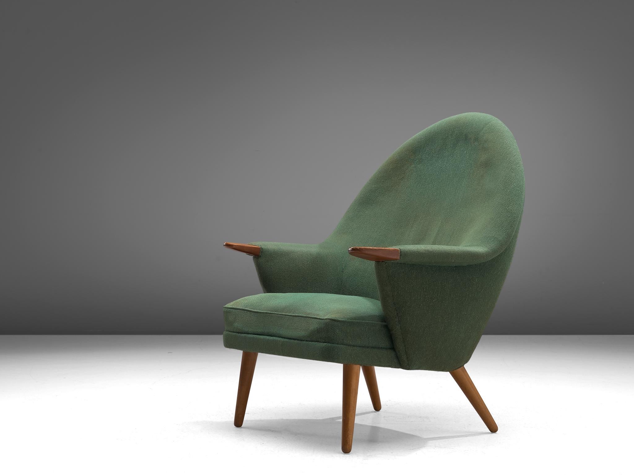 Lounge chair, oak and fabric, Denmark, 1960s

Scandinavian Modern lounge chair in the style of Wegner's Mama bear chair. This lounge chair has an open expression and an elegant shape due to its round shapes. The high, rounded backrest is stunning.