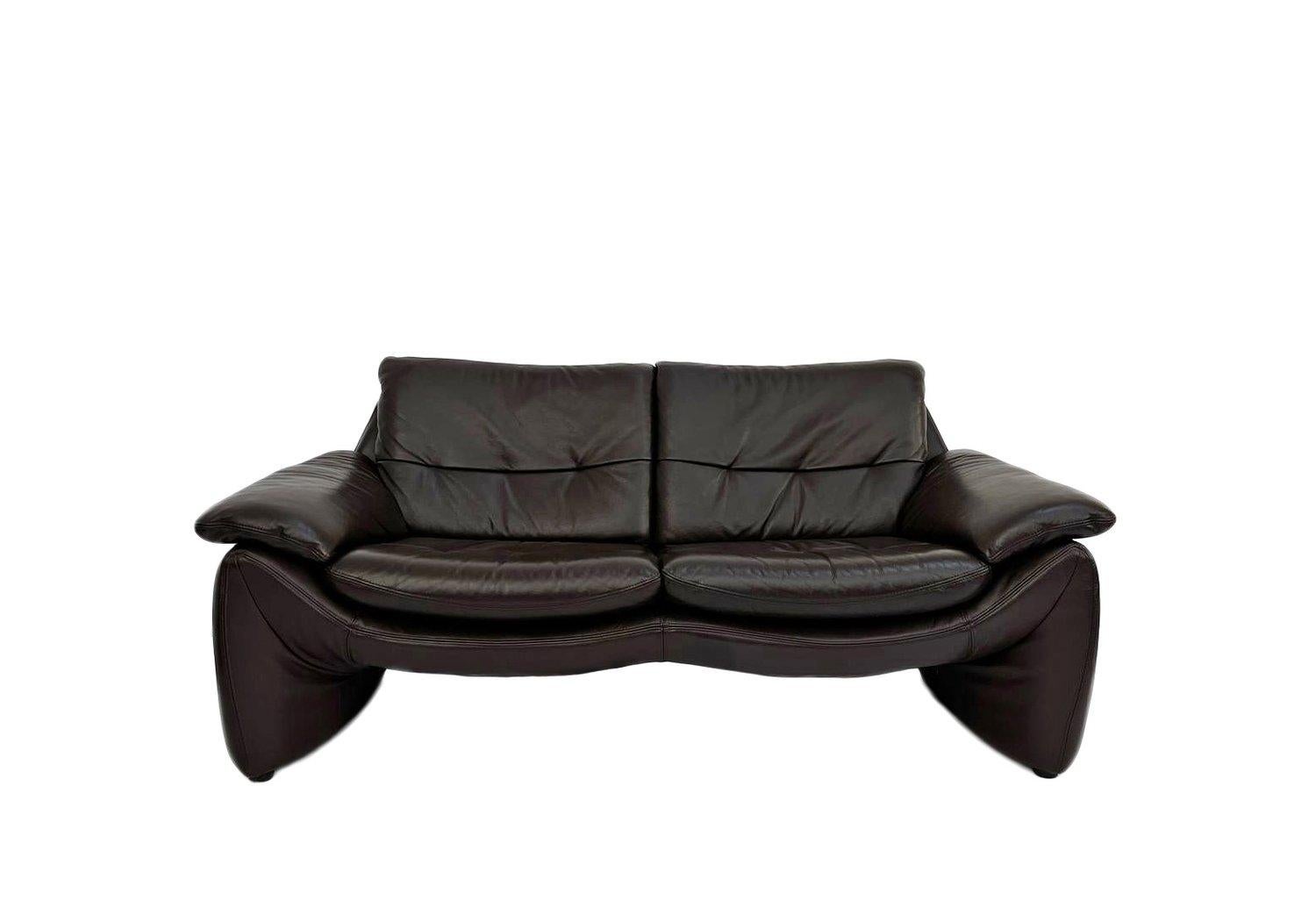 Ein schönes dänisches dunkelbraunes Ledersofa mit 2 Sitzplätzen, das eine stilvolle Ergänzung für jeden Wohn- oder Arbeitsbereich darstellt.

Das Sofa hat breite Sitze und gepolsterte Armlehnen für mehr Komfort. Ein markantes Stück klassischer