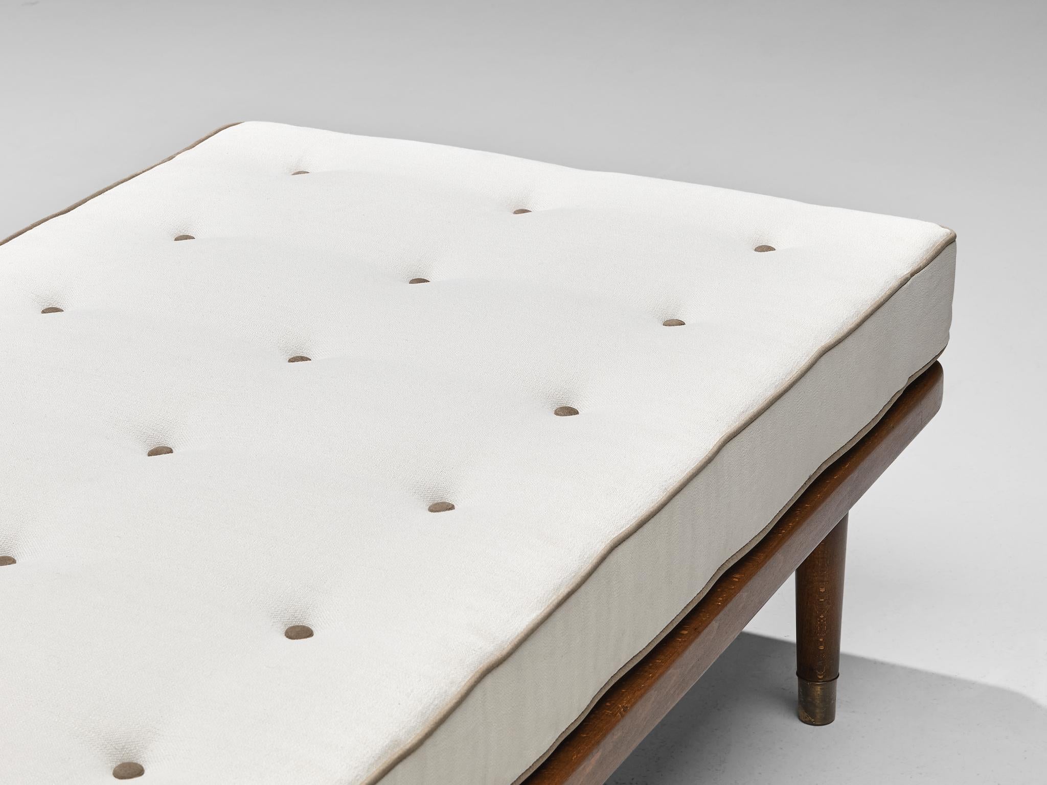 Dänisches Tagesbett aus Holz mit Messingfüßen  (Mitte des 20. Jahrhunderts) im Angebot