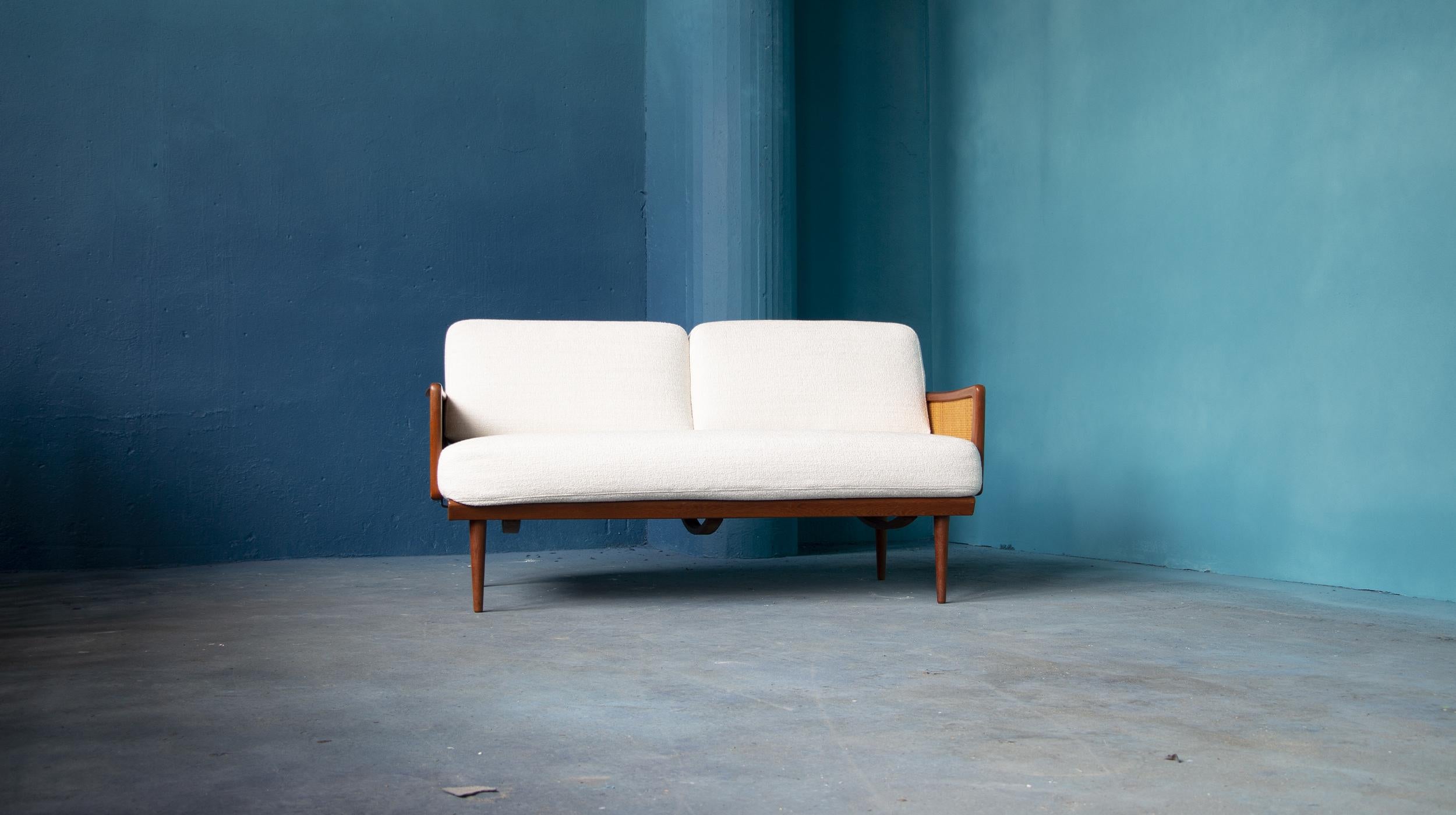 Danish Daybed Model FD 451 by Peter Hvidt and Orla Mølgaard Nielsen for France and Søn in 1956.

Full upholstery restoration by our professional partner specializing in 20th-century furniture. The mattress and cushions have been restored to their