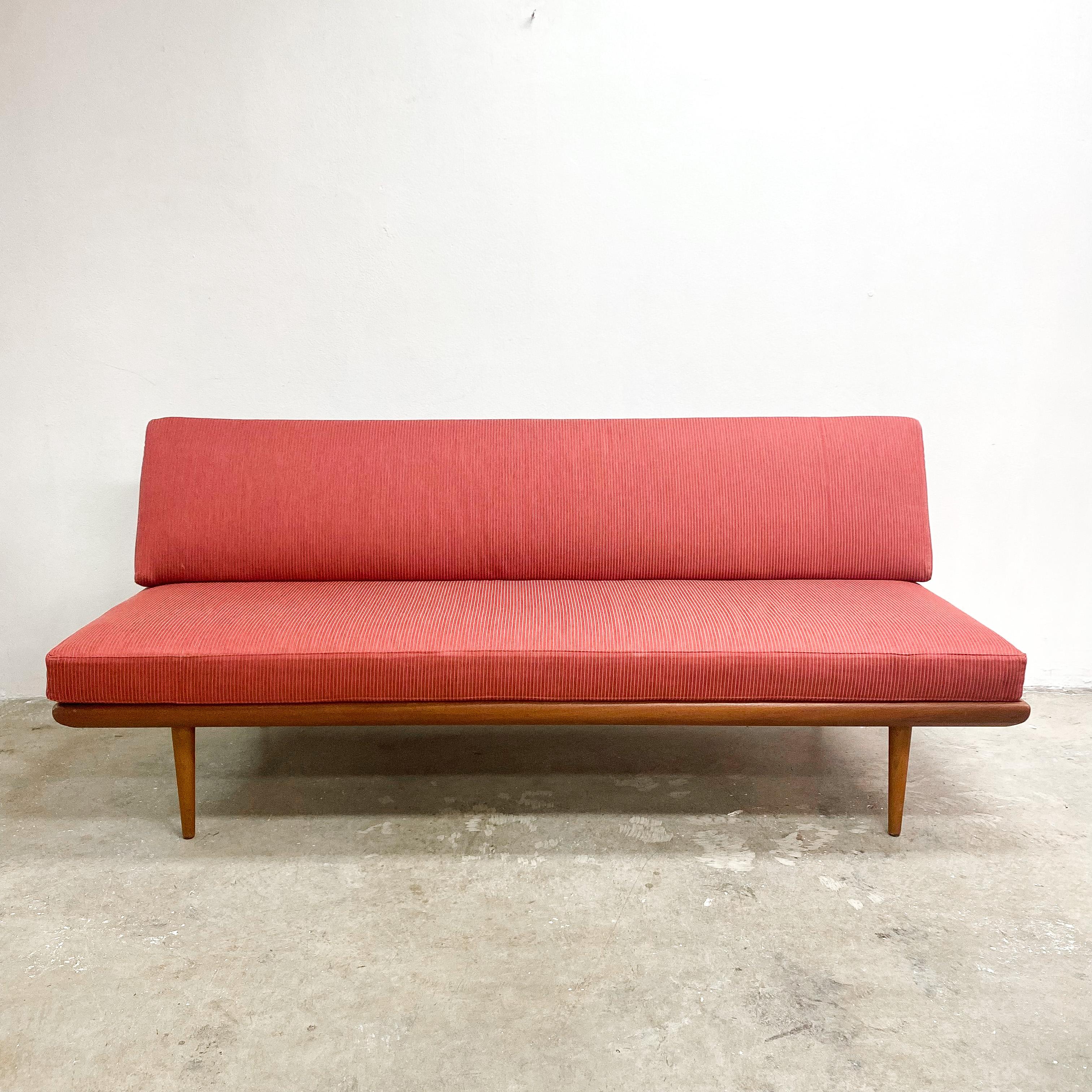 Dänische 'Minerva' Daybed Sofa Lounge Peter Hvidt & Orla Molgaard Nielsen für France and Sons. Dieser in den 1960er Jahren entworfene und produzierte Designklassiker ist nach dem Gott der Weisheit und der Kunst benannt.
Der Zustand ist sehr gut, er