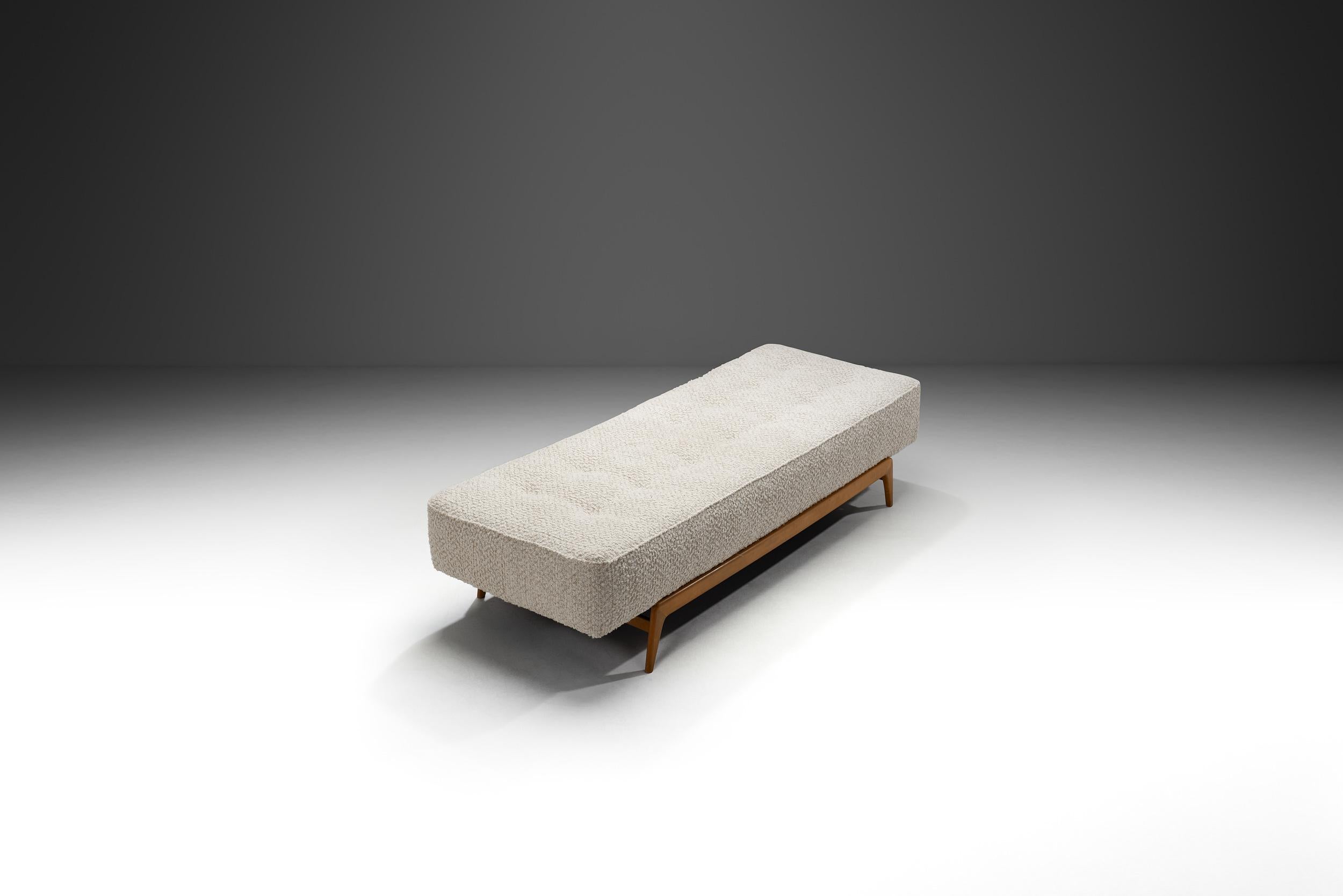 Daybed Danés Tapizado en Tela Bouclé, Dinamarca ca 1970s en Bueno estado para la venta en Utrecht, NL