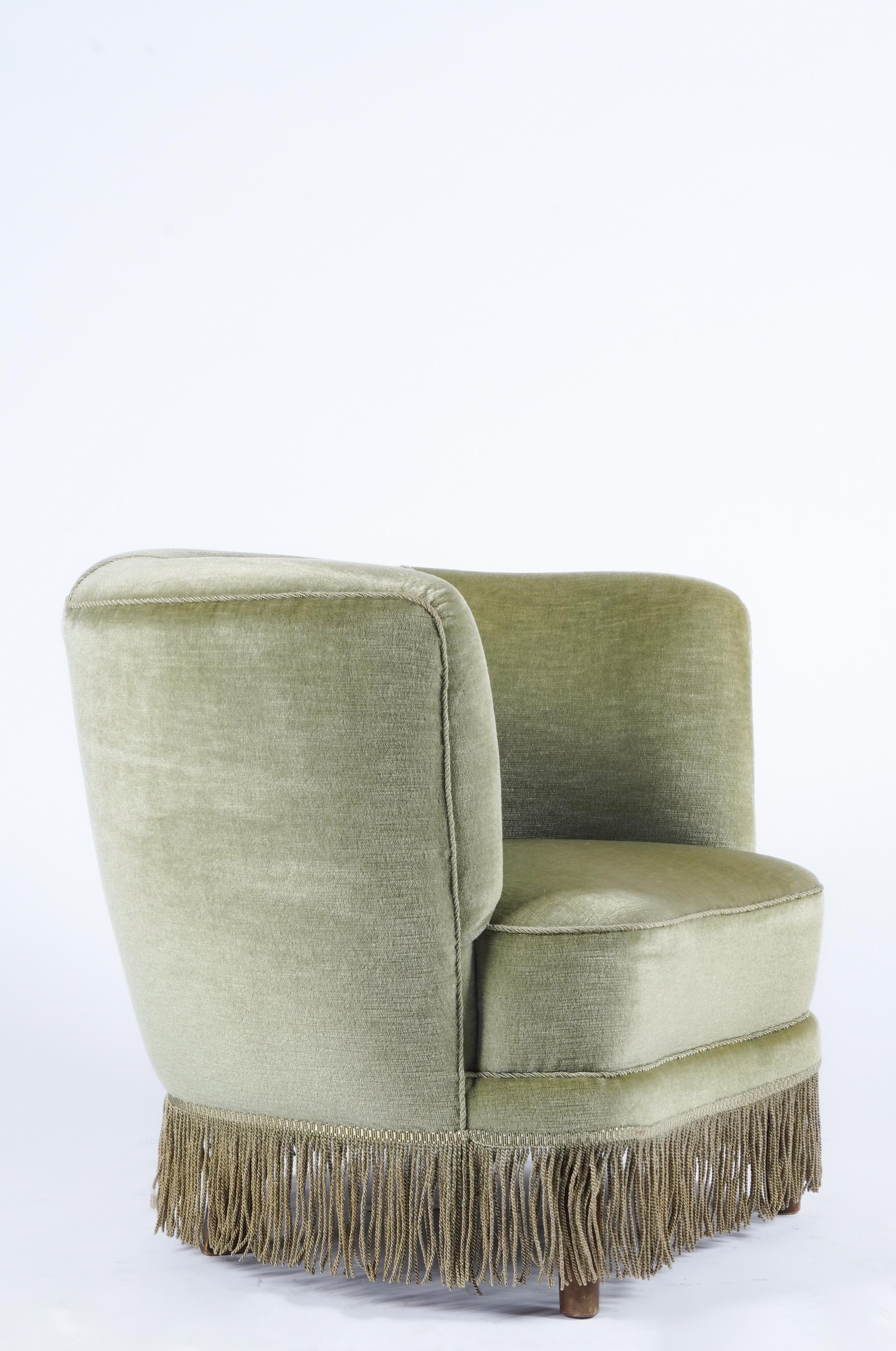 Design/One. Fauteuil confortable en mohair d'origine avec franges en soie. Excellent état d'origine. Importé du Danemark. Fabriqué par un ébéniste vers les années 1930. Construction très solide. 