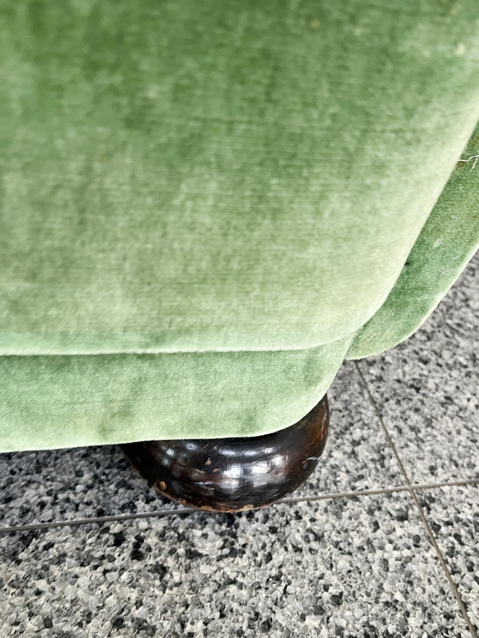 Fauteuil club en mohair vert de style déco danois en vente 3