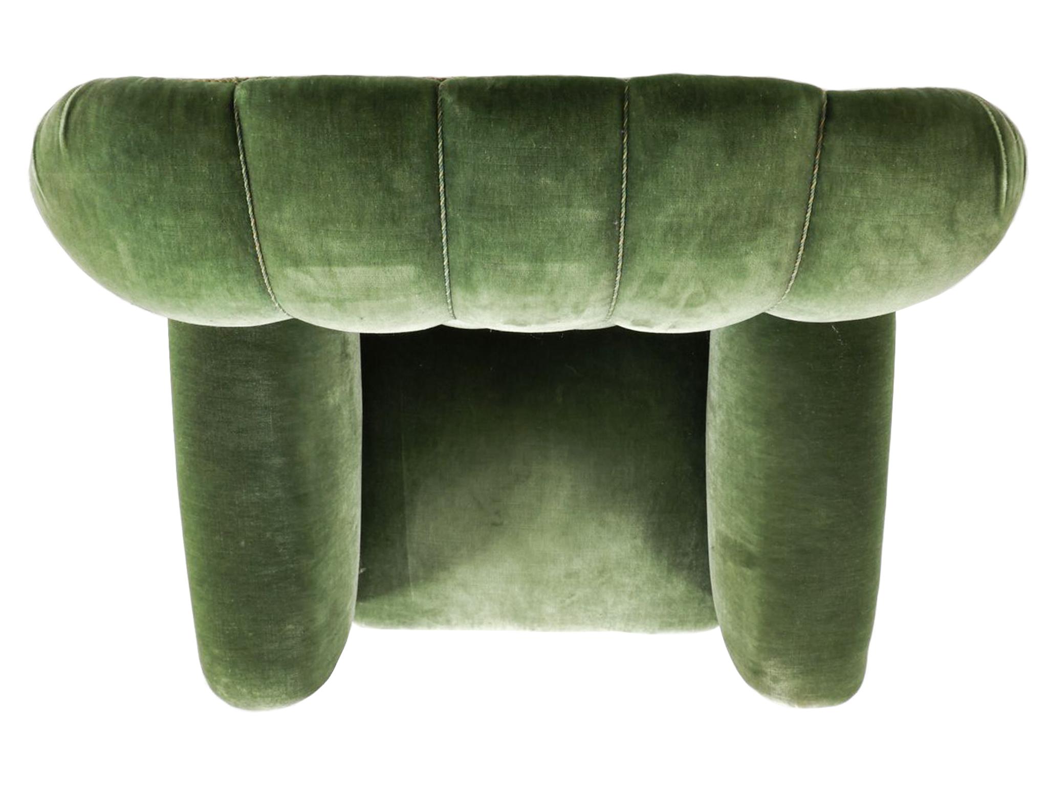 Des courbes douces et des formes rondes et dodues caractérisent ce fauteuil club de style déco danois. Fabriquée dans les années 1950, cette chaise est en acajou avec du mohair vert et des garnitures en corde assorties. On adore le dossier cannelé