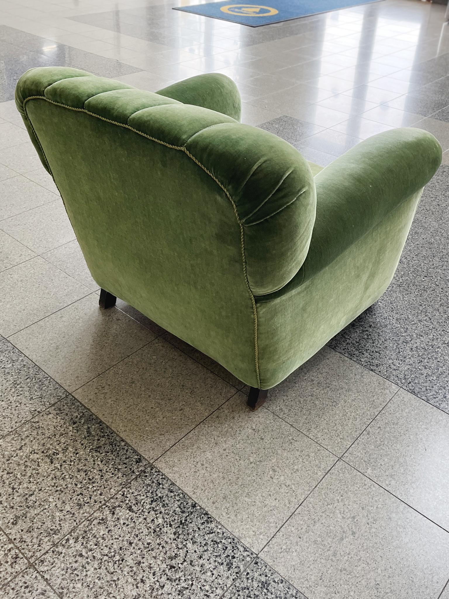 Fauteuil club en mohair vert de style déco danois Bon état - En vente à New York, NY
