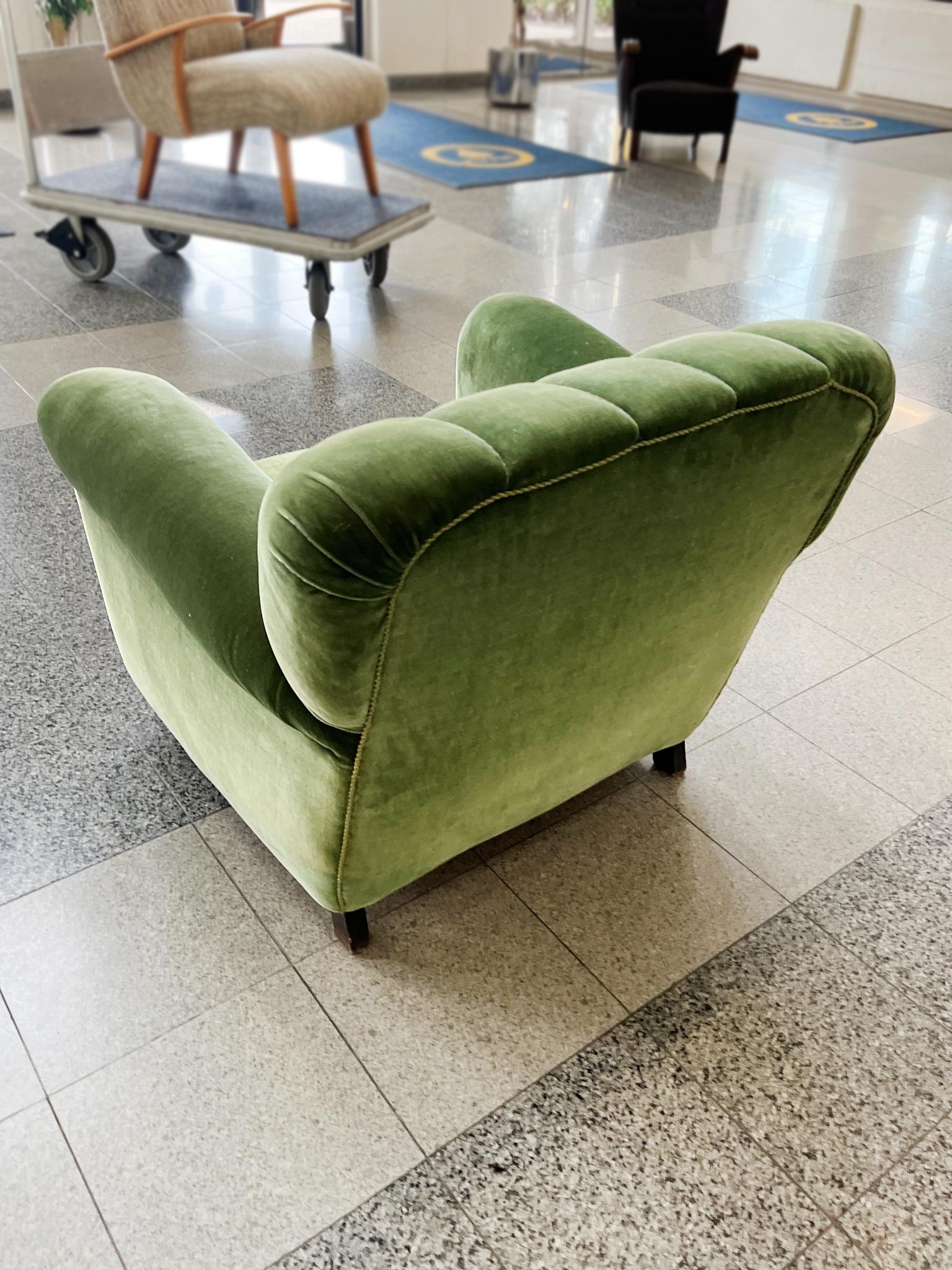 Milieu du XXe siècle Fauteuil club en mohair vert de style déco danois en vente