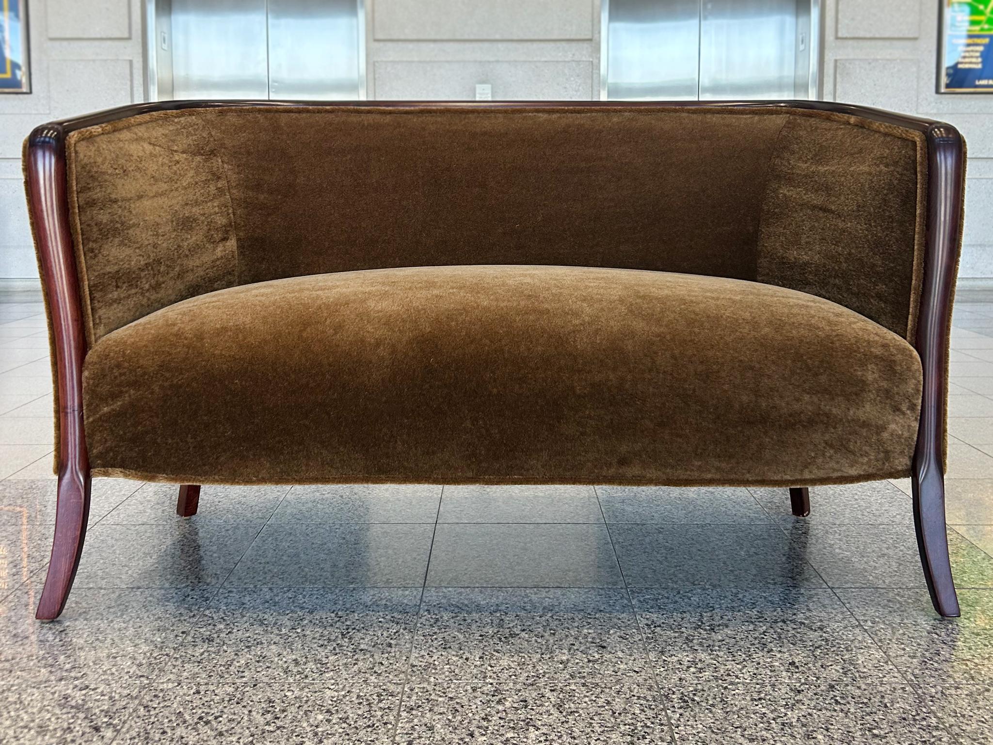 Fabriqué à l'origine dans les années 1940, cet élégant canapé en acajou Danish Deco a été retapissé en mohair bronze-olive. Son design est fait de courbes douces et de lignes fluides. Les pieds et les garnitures en acajou, qui suivent admirablement