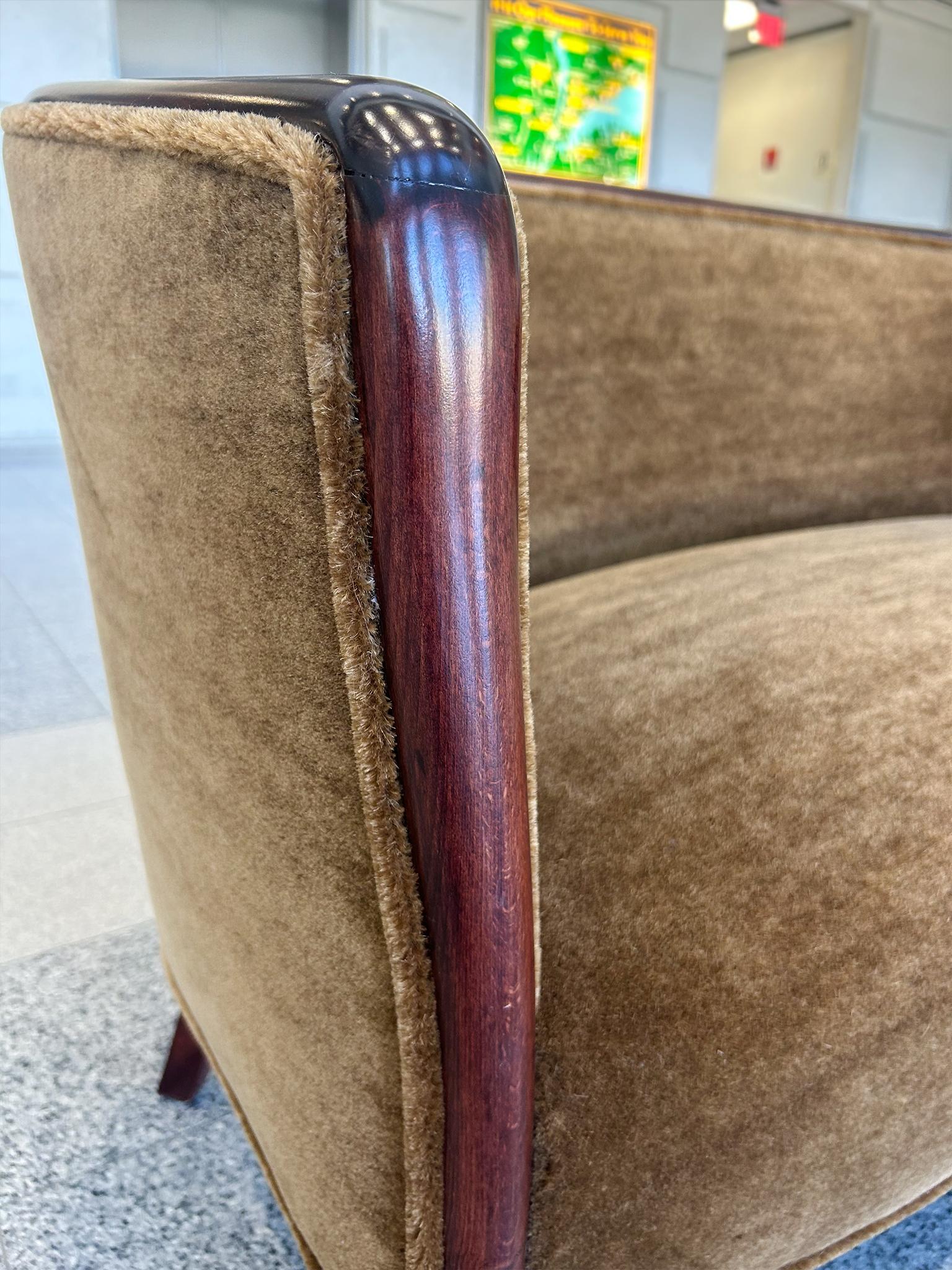 Mohair Canapé en acajou de style déco danois en vente