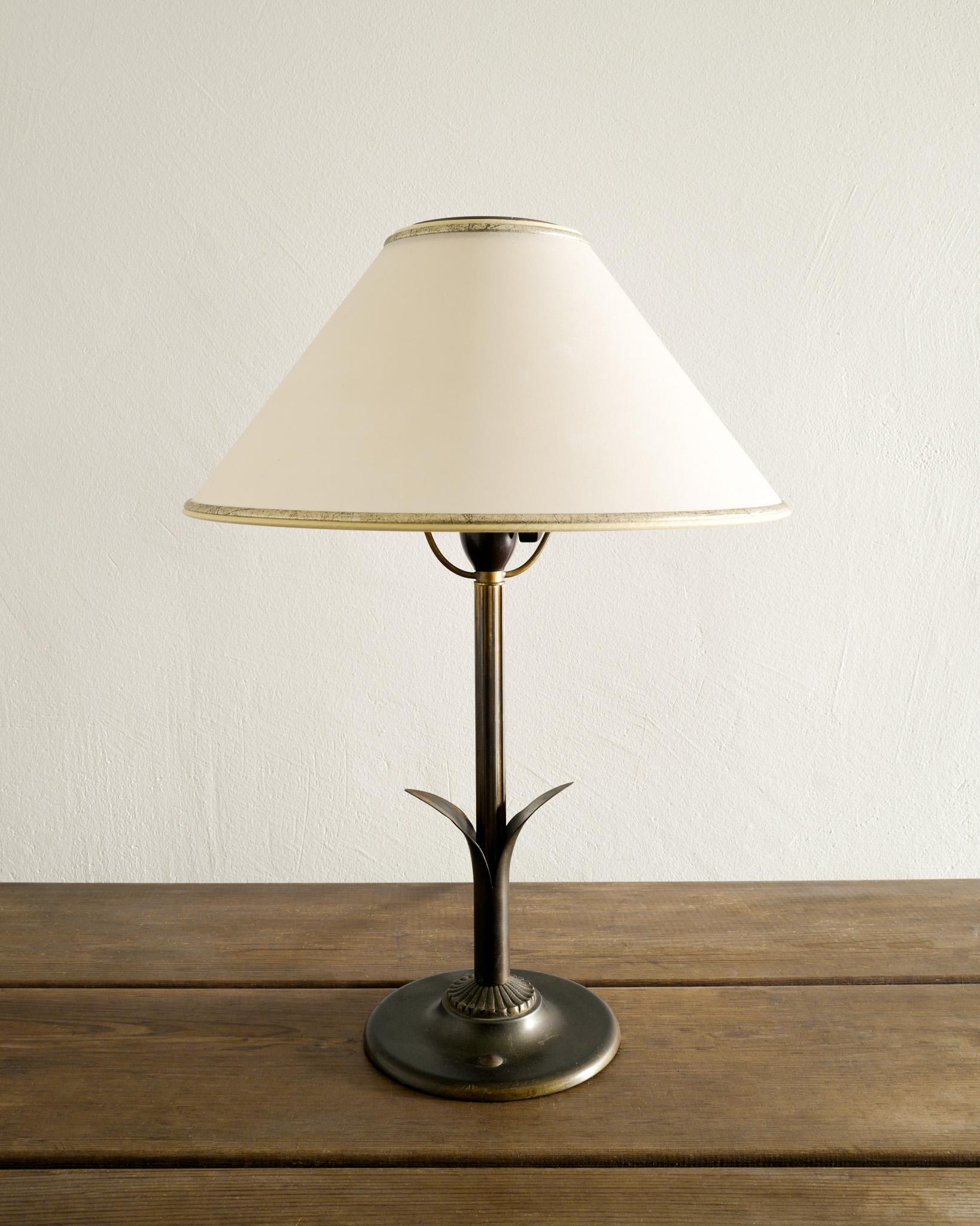 Rare decorative Danish mid century art déco table lamp in solid bronze with the original shade produced by unknown designer in Denmark 1930s. Working well and in good original condition. 

Dimensions: H: 49 cm / 19.50