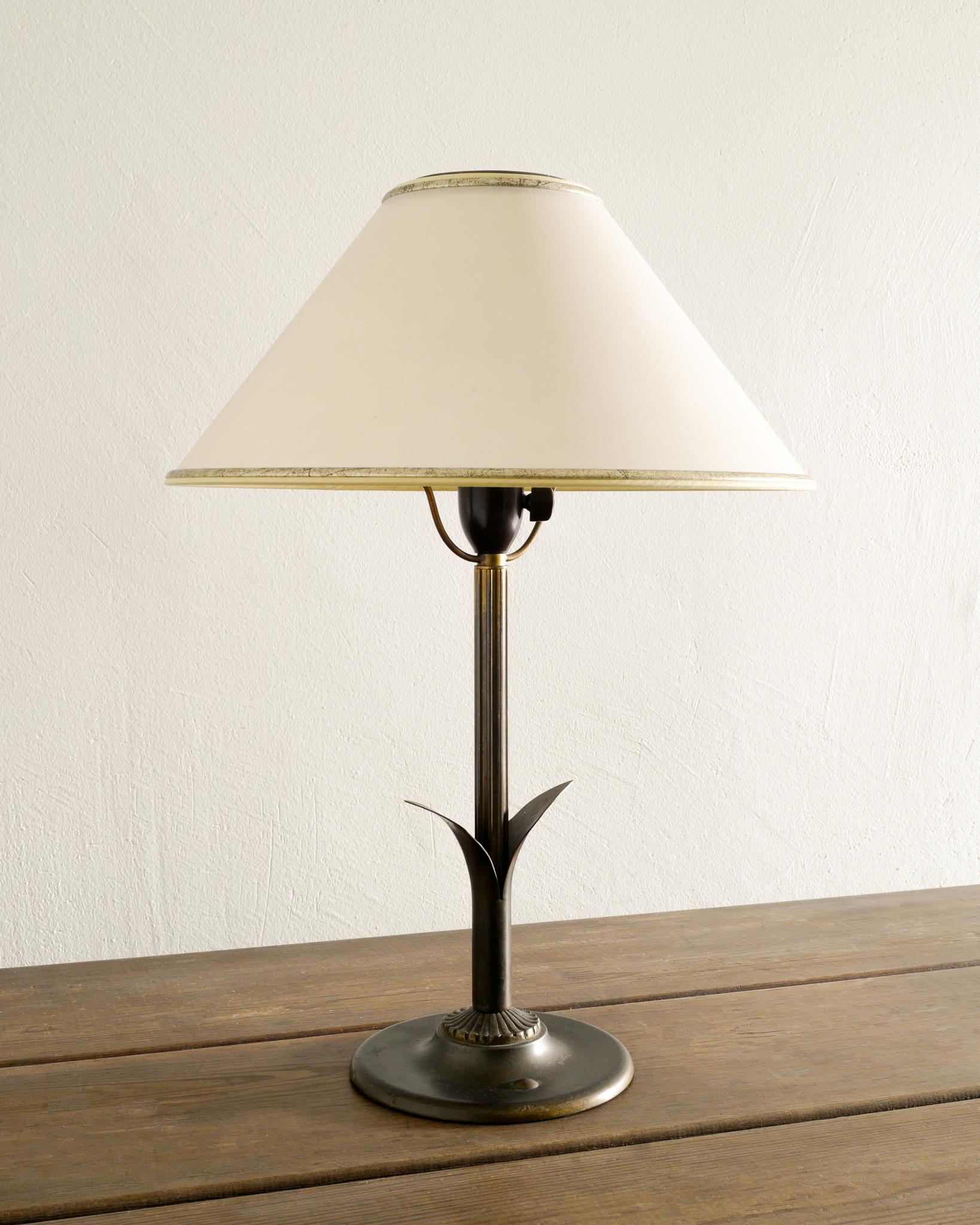 Art déco Lampe de table Art Decorative danoise en bronze avec abat-jour original, années 1930  en vente