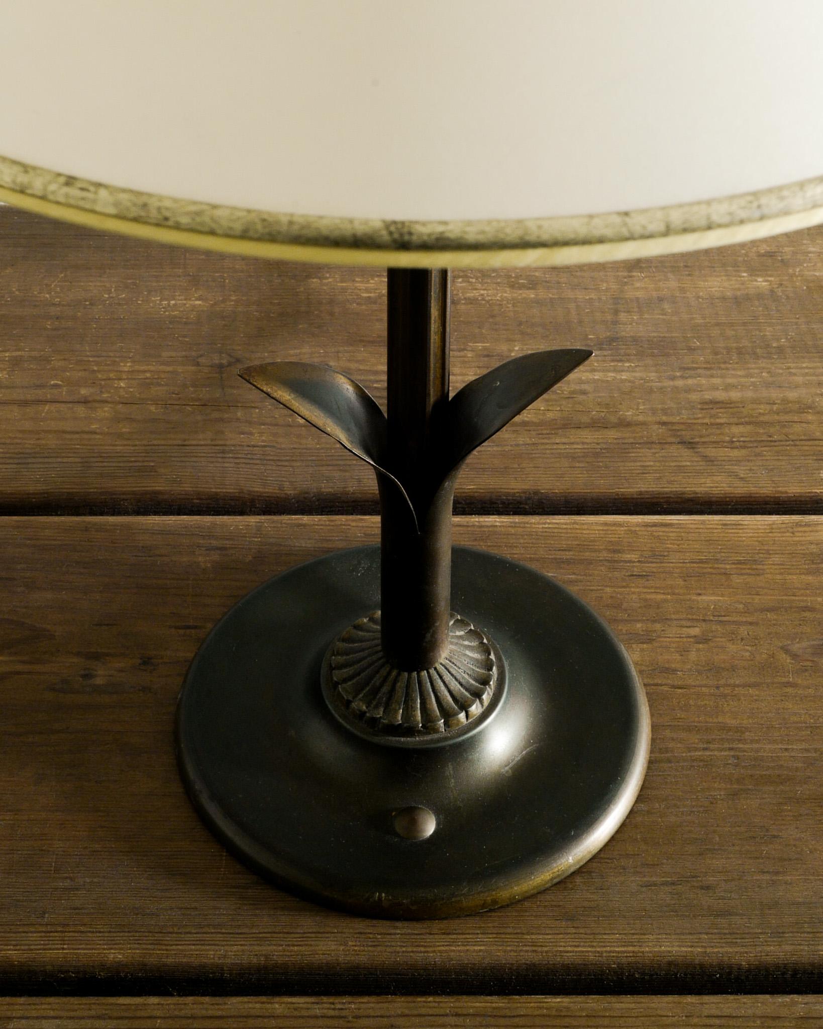 Danish Decorative Art Déco Table Lamp in Bronze with Original Shade, 1930s  In Good Condition For Sale In Stockholm, SE