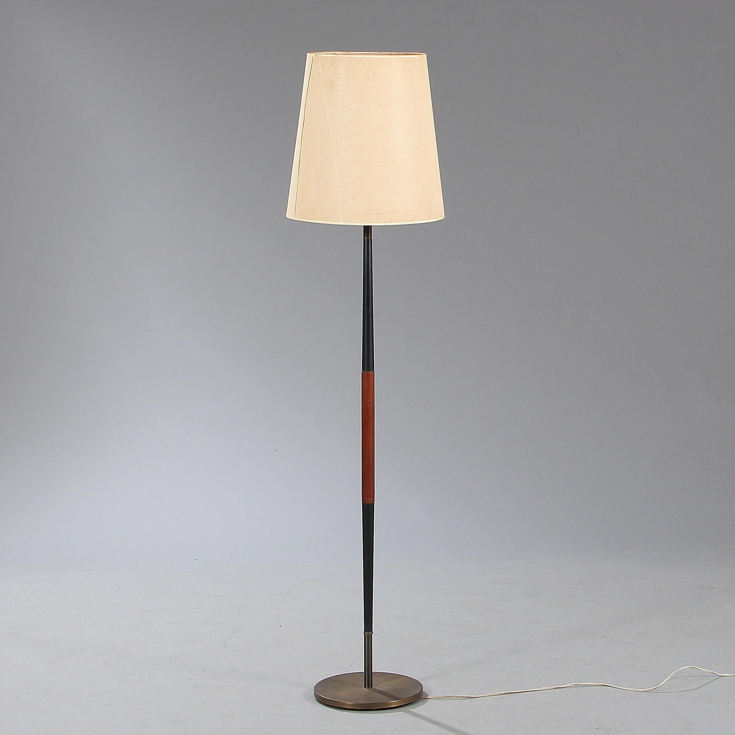 Danish design: Floor lamp. Brass, teak and black lacquered metal. Measures: H. 167 cm. Available in sets or individually.