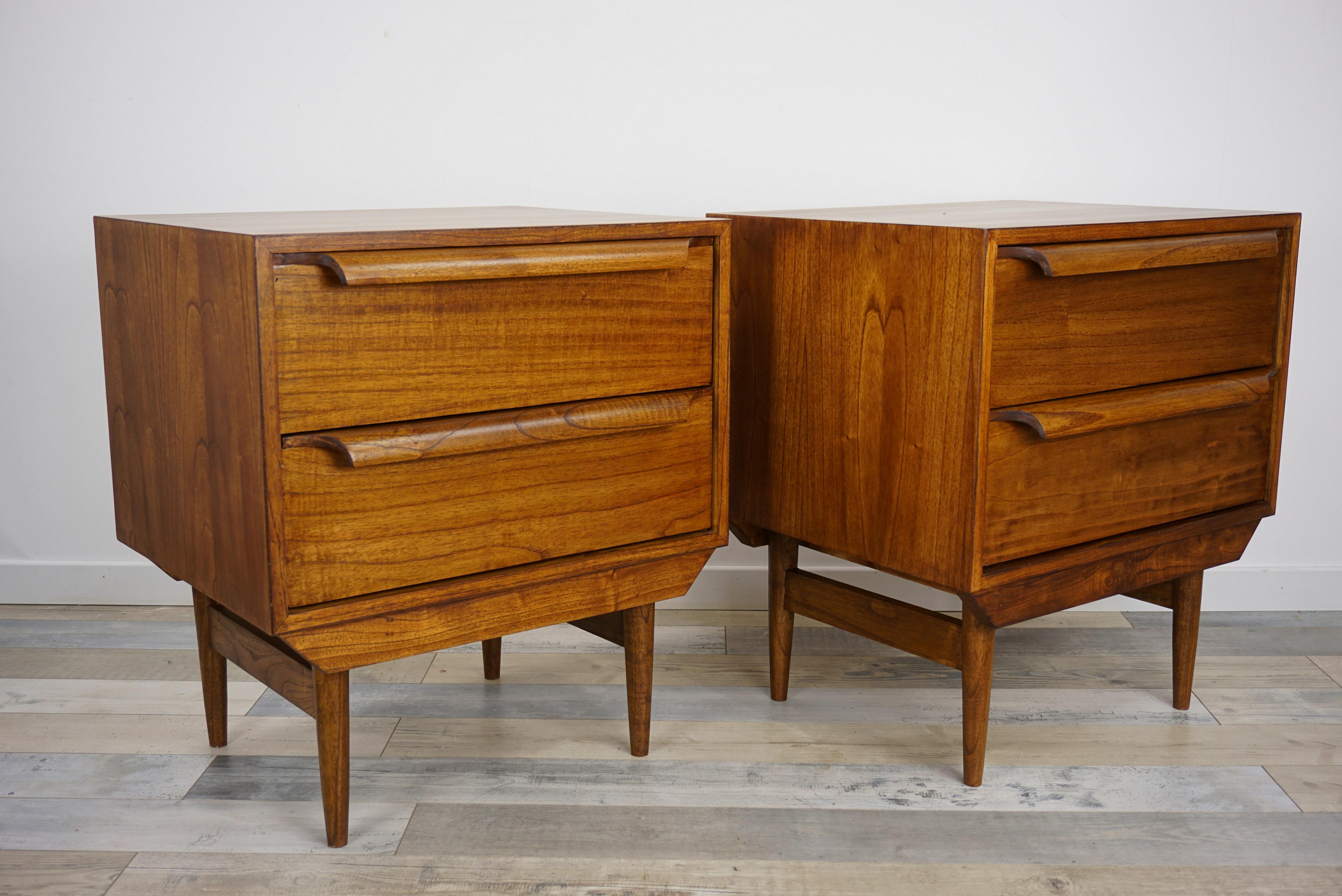 Inconnu Paire de grandes tables de chevet en bois de design danois et de style mi-siècle moderne en vente