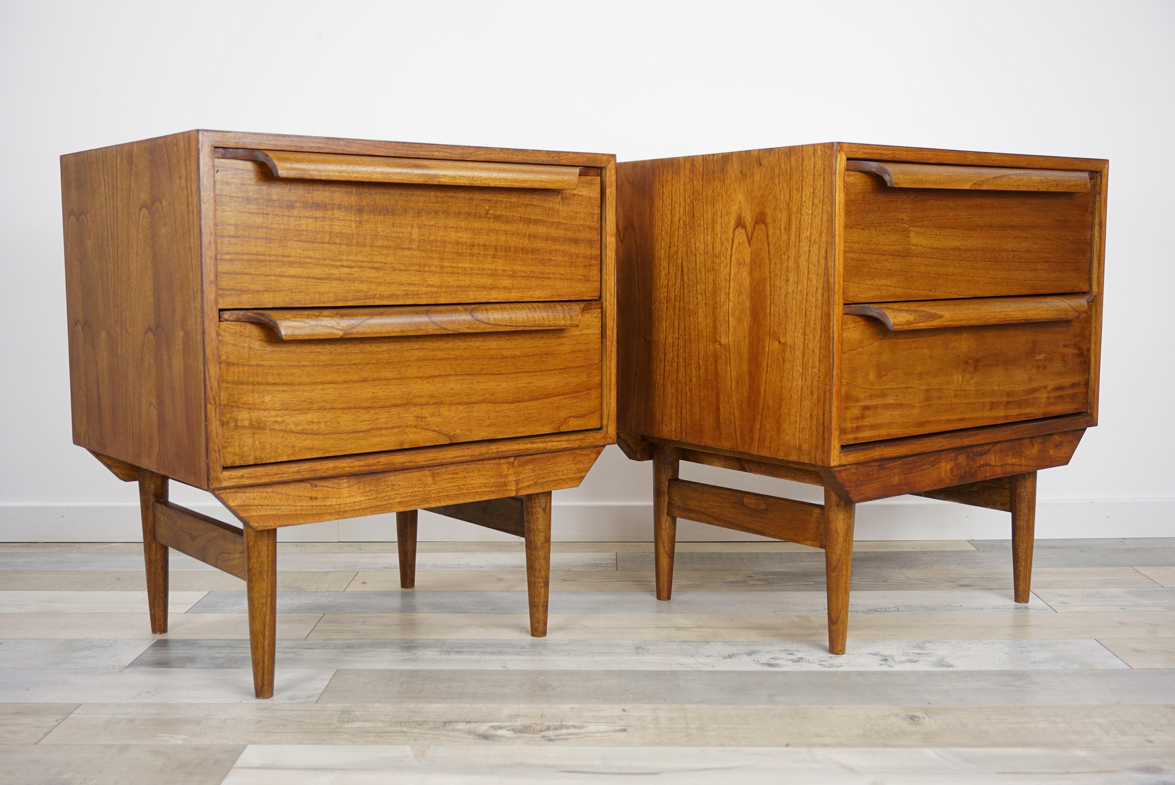 Design danese e stile Midcentury Coppia di comodini in legno di grandi dimensioni In condizioni Nuovo in vendita a Tourcoing, FR