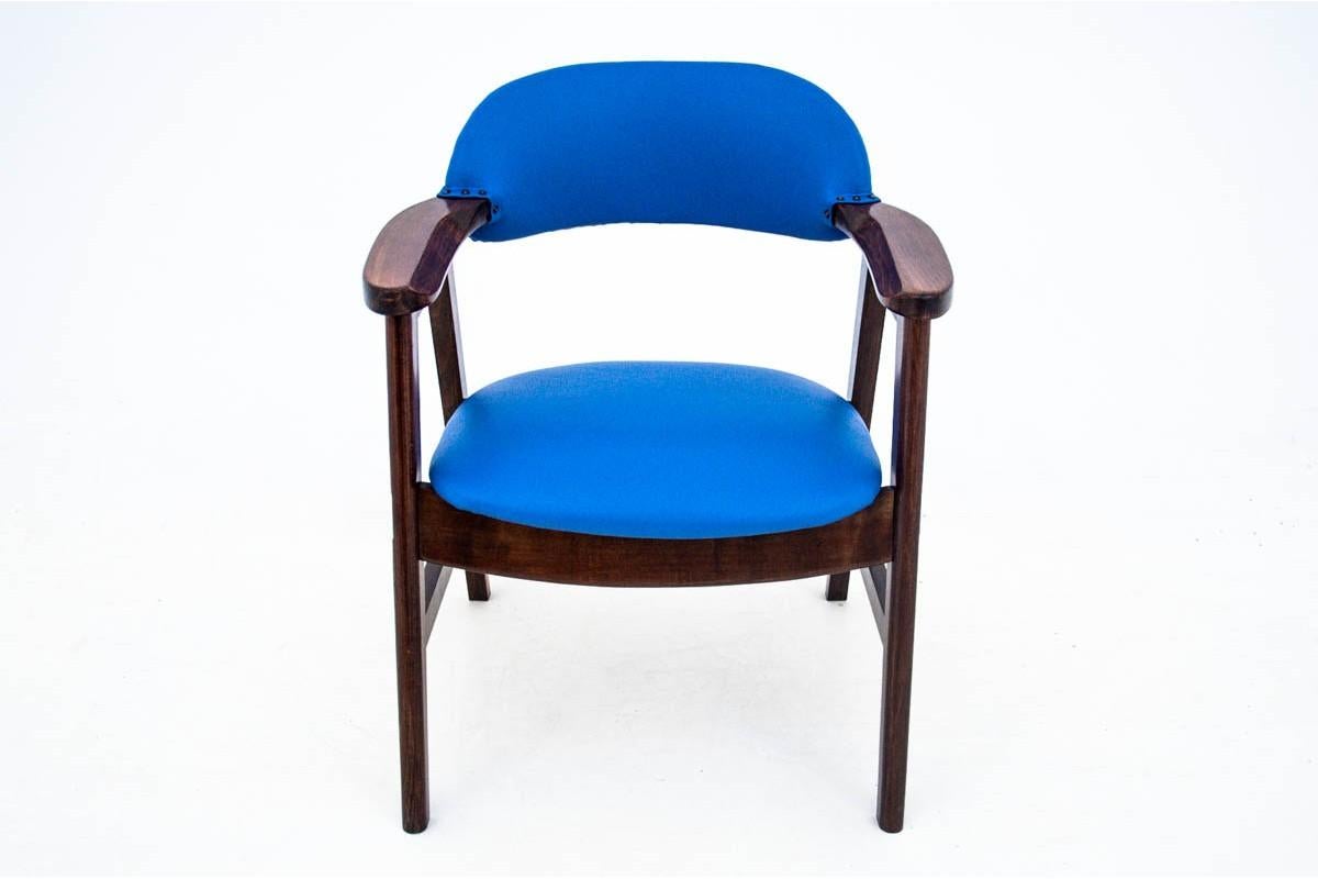Fauteuil des années 1960 en provenance du Danemark. Le meuble est en très bon état, après une rénovation professionnelle, l'assise et le dossier sont recouverts de cuir naturel neuf.

Dimensions : hauteur 77 cm / hauteur du siège. 40 cm / largeur