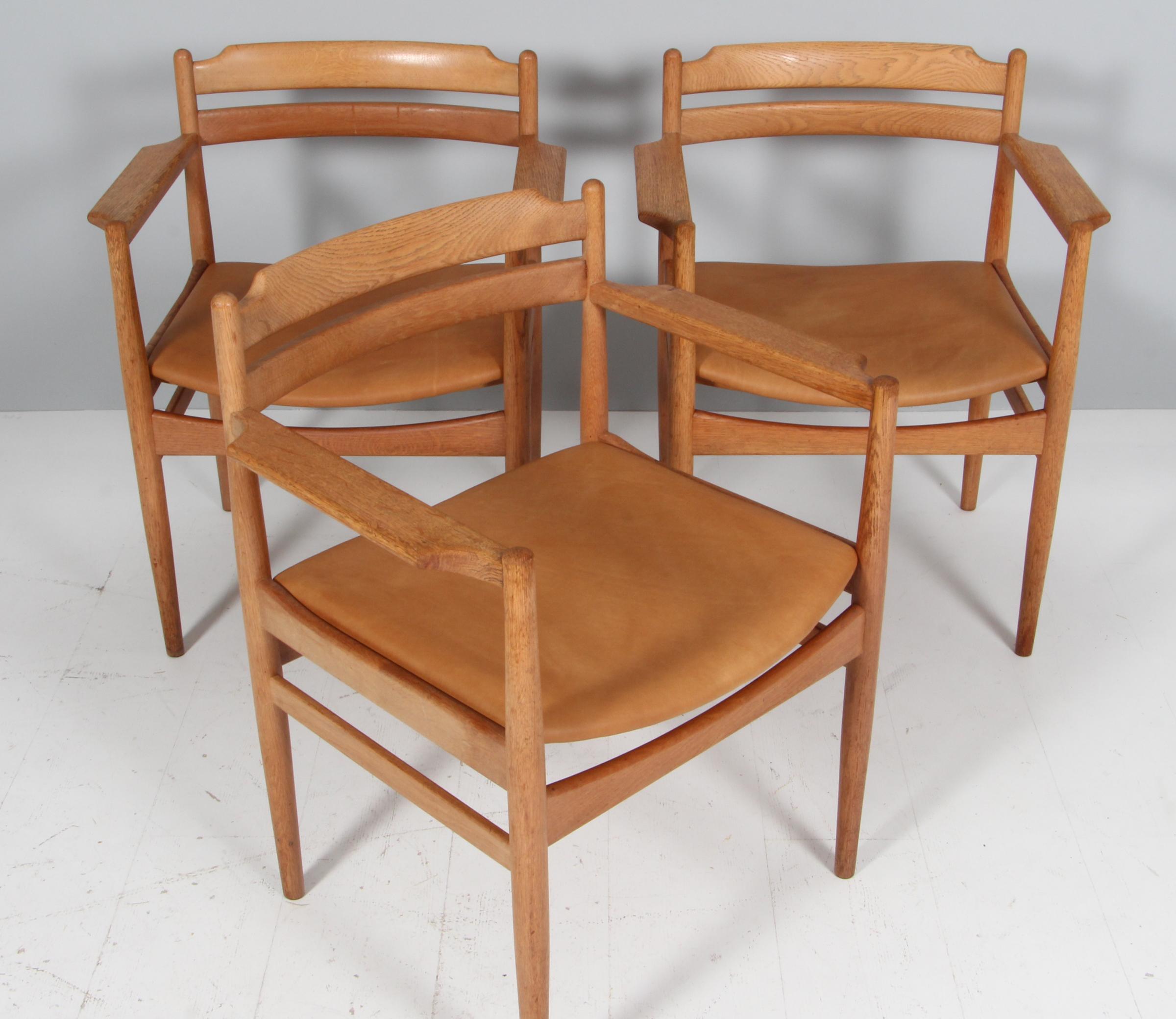 Fauteuils  Chaises de salle à manger danoises en chêne traité au savon, conçues par Poul Volther pour Sorø Stolefabrik, vers le milieu des années 1960. 

Nouvelle garniture en cuir aniline vintage
 