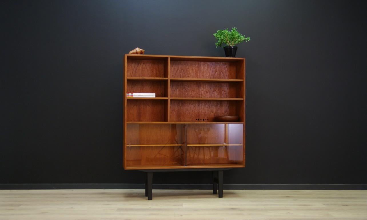 Bookcase, Danish design, Minimalist form and precision of workmanship. The furniture comes from the turn of the 1960s. Surface veneered with teak. Preserved in good condition (small bruises and scratches), directly for use.

Dimensions: Height 140