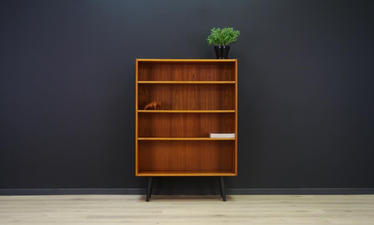 Retro bookcase from the 1960s-1970s, minimalist form. Bookcase finished with teak veneer. Adjustable shelves. Preserved in good condition (minor scratches and dings, filled veneer loss) - directly for use.

Dimensions: Height 126.5 cm, width 90