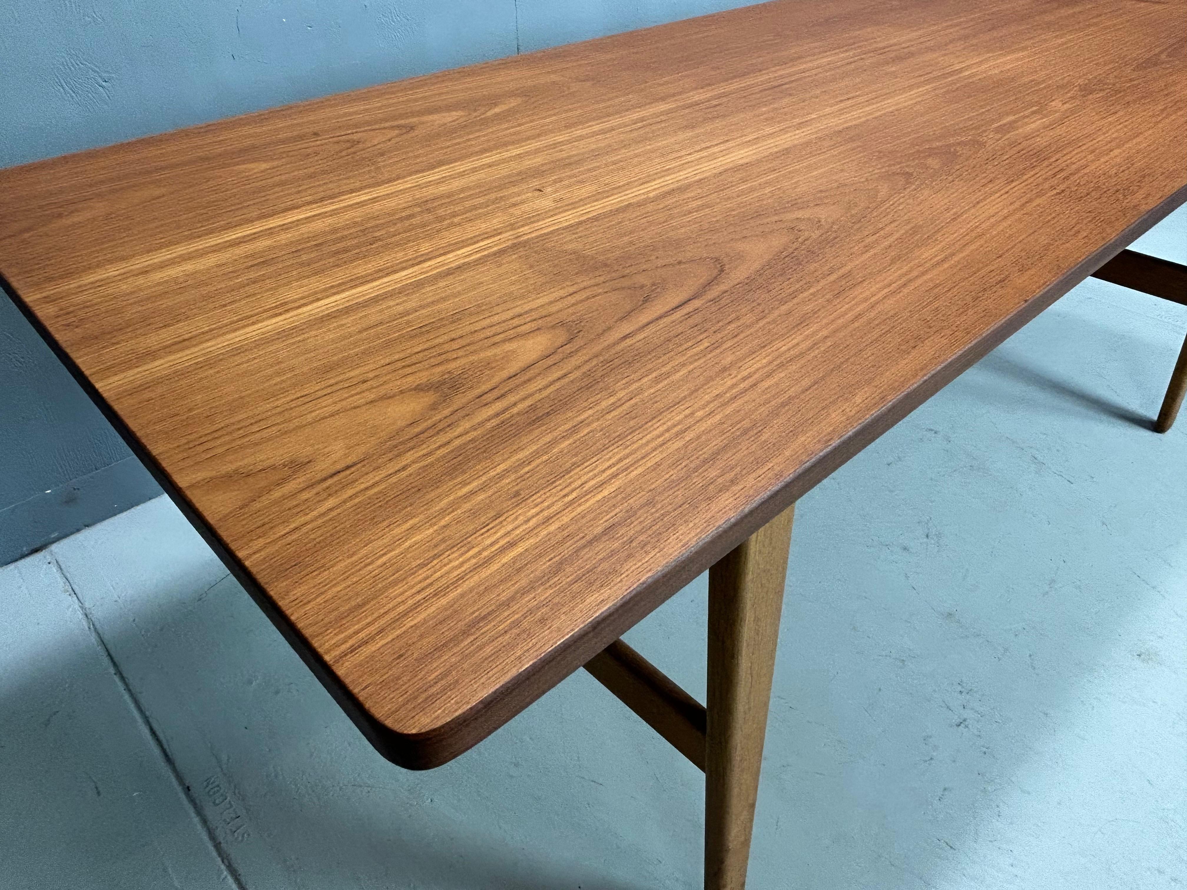 20th Century Danish design Børge Mogensen low dining table, model 281 For Sale