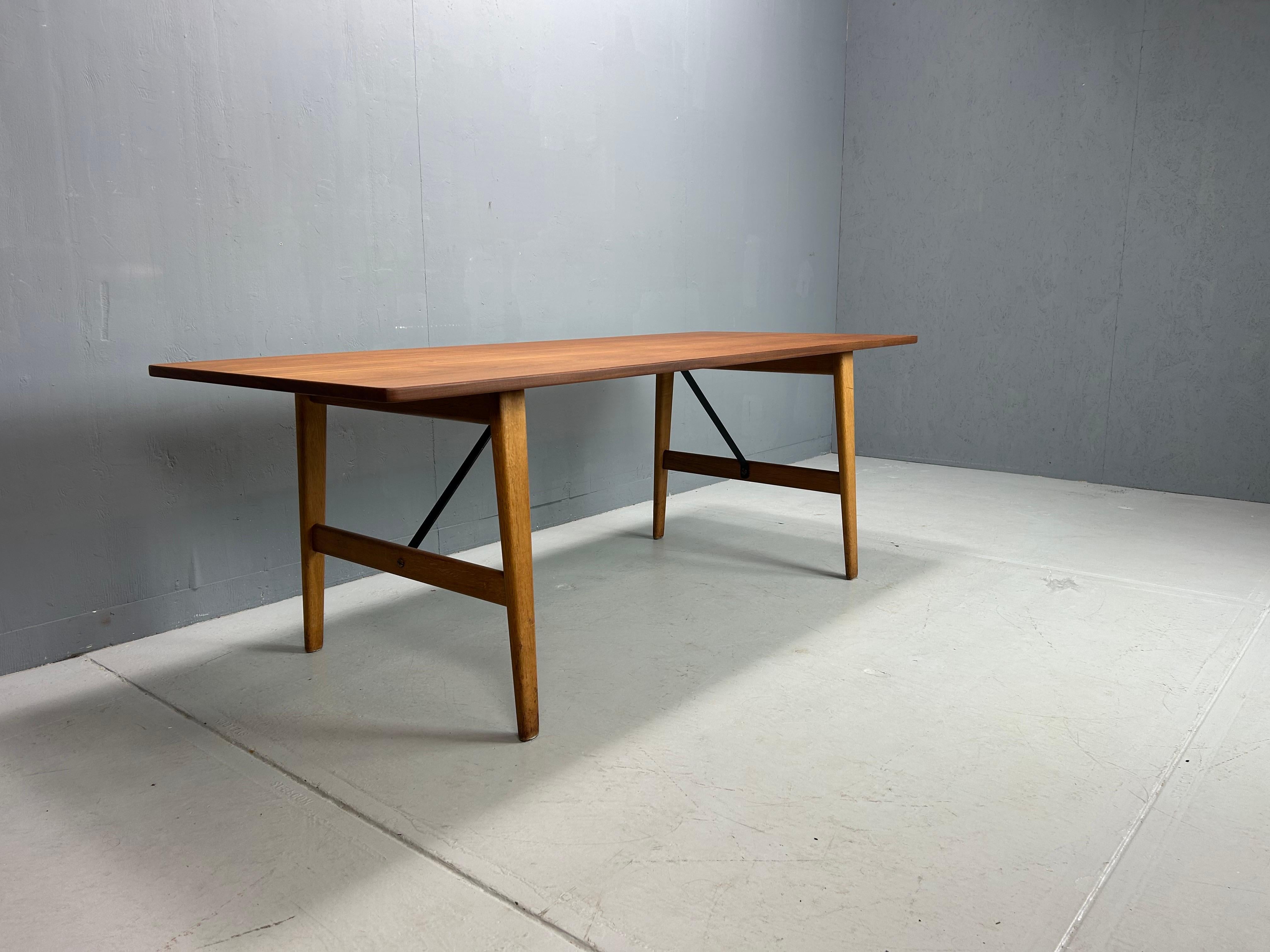 Metal Danish design Børge Mogensen low dining table, model 281 For Sale