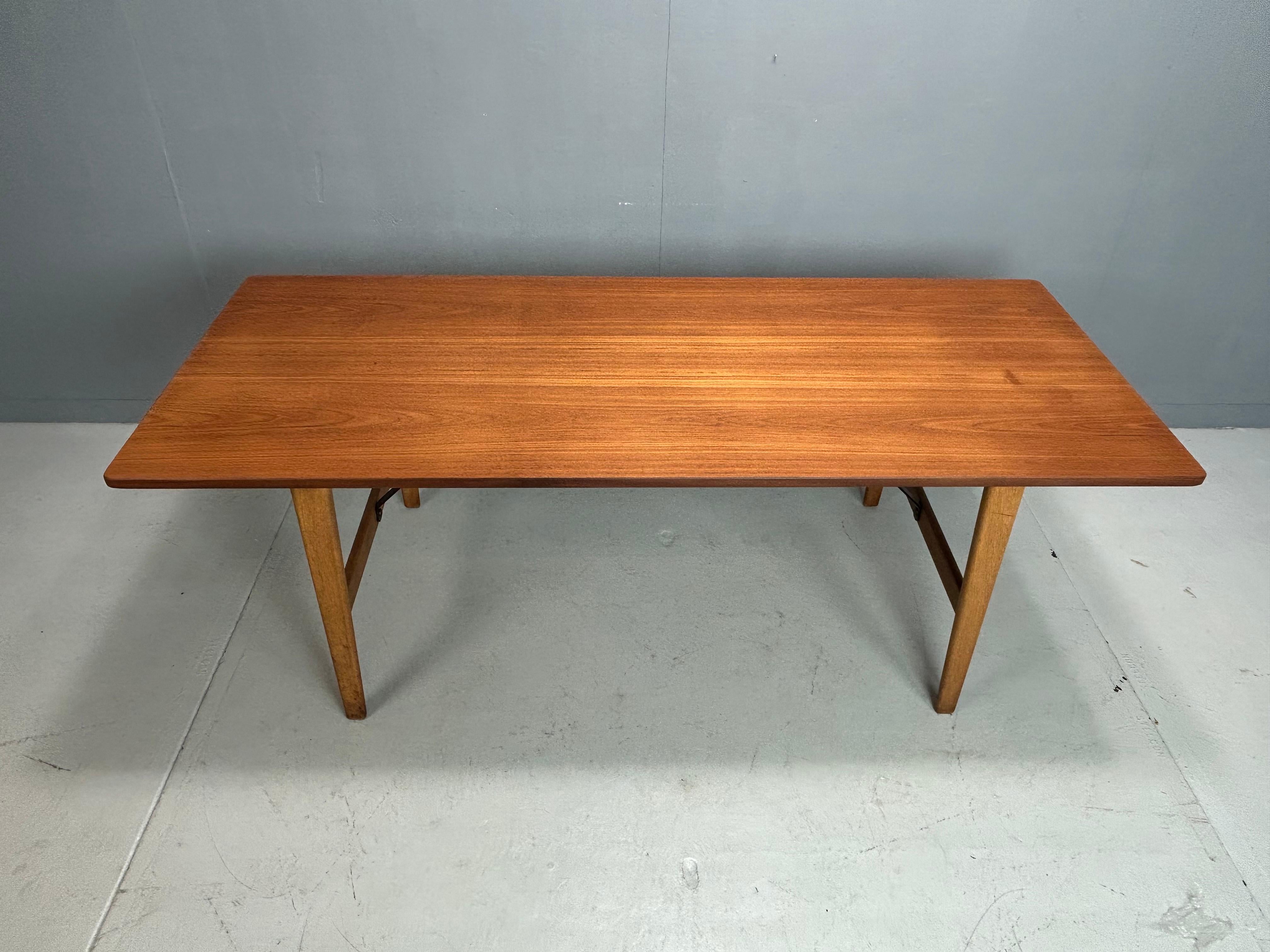 Danish design Børge Mogensen low dining table, model 281 For Sale 1