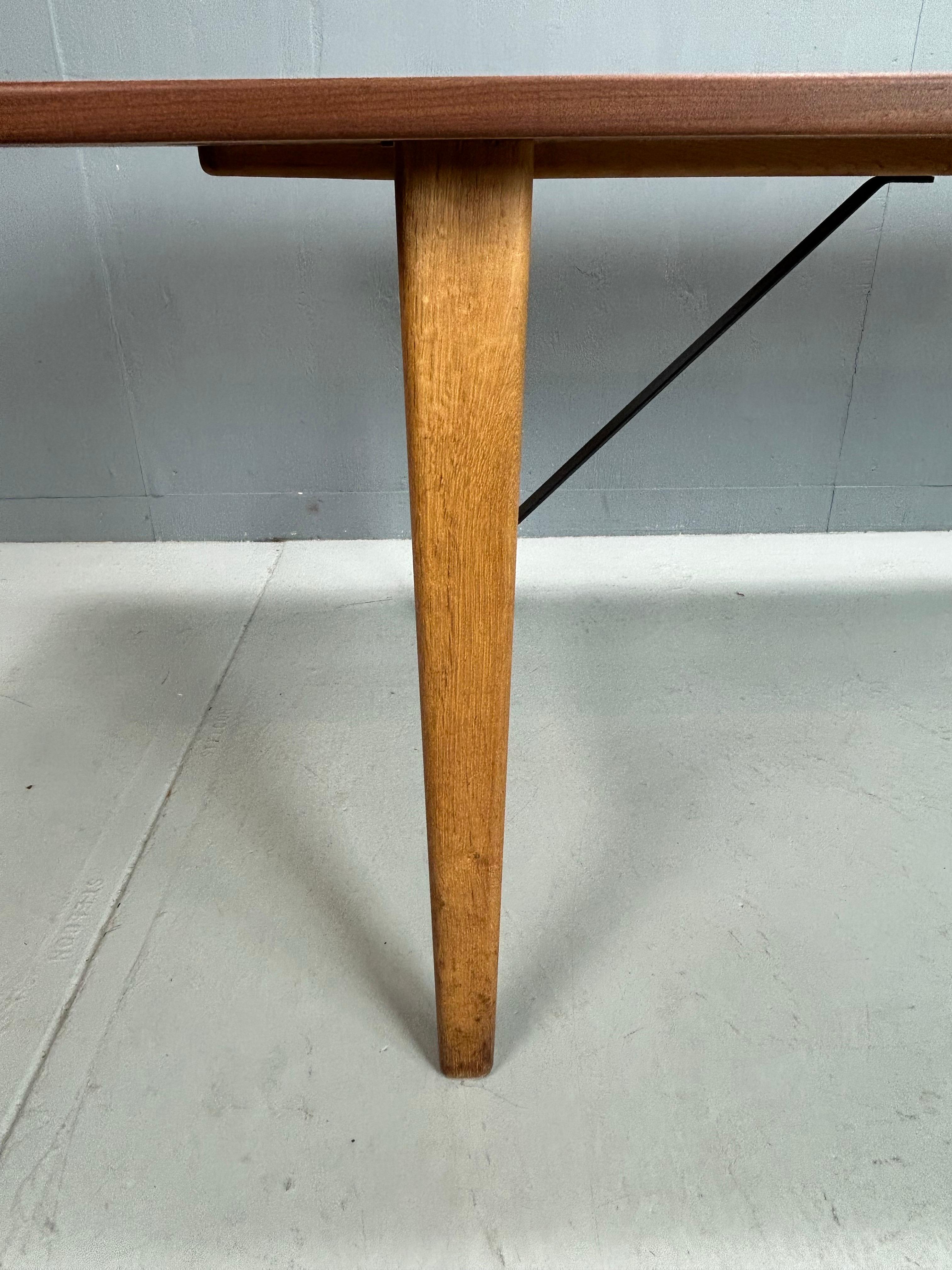 Danish design Børge Mogensen low dining table, model 281 For Sale 2