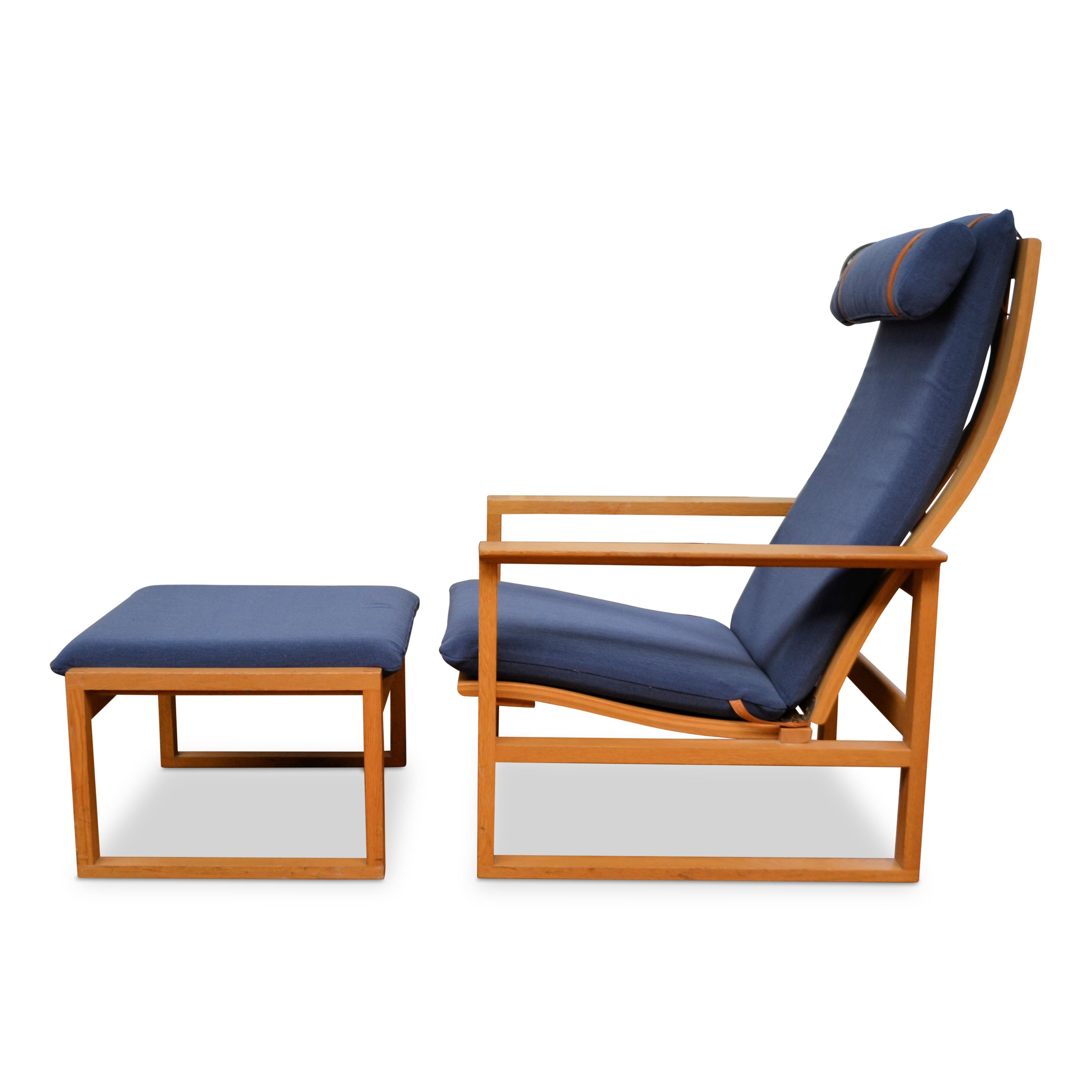 Vintage Danish lounge chair model 2254 and matching ottoman model 2248 designed by worldwide known and appreciated furniture designer Børge Mogensen for manufacturer Fredericia. Mogensen was one of the most important among a generation of furniture
