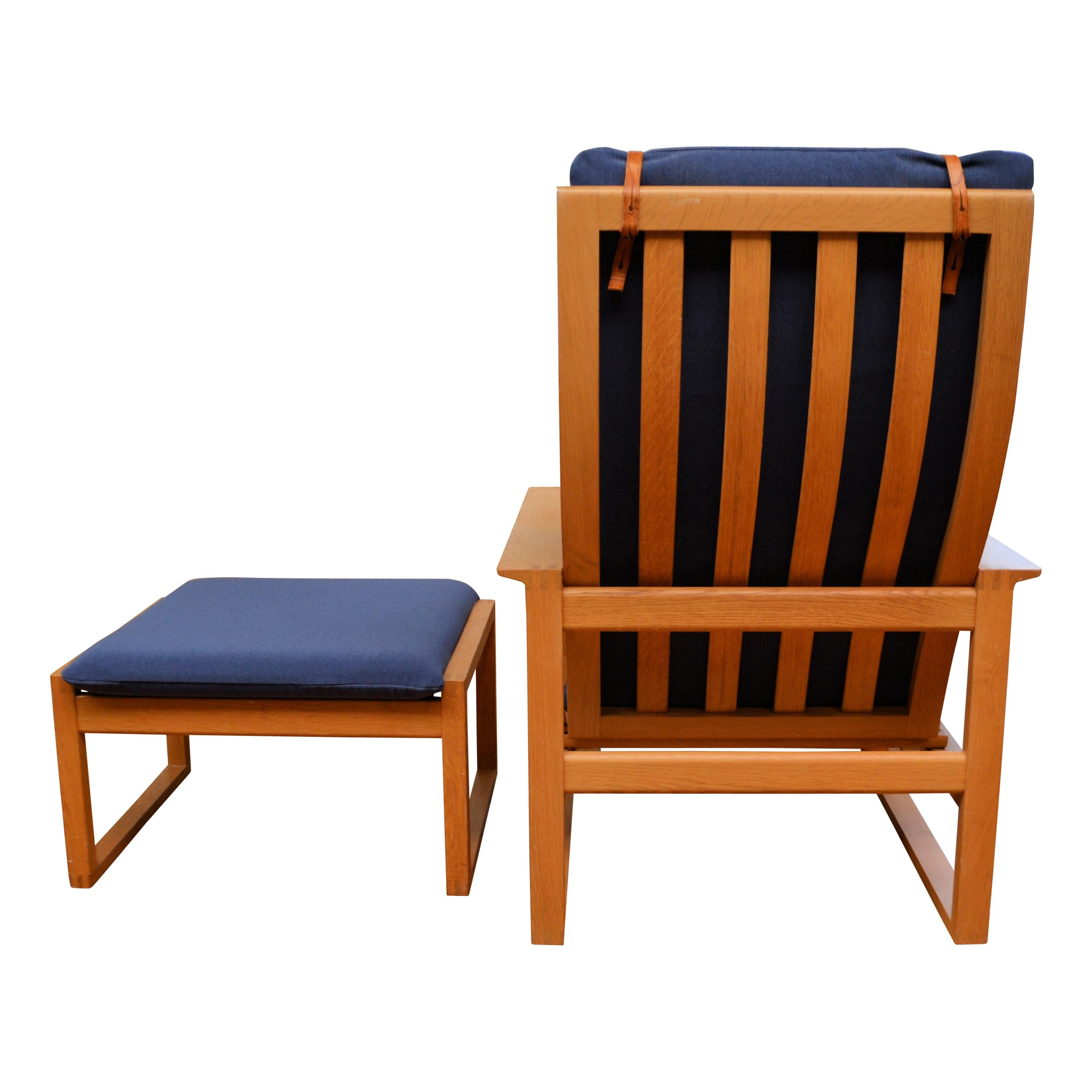 Danish Design Børge Mogensen Model 2254 Oak Lounge Chair and Ottoman In Good Condition In VENLO, LI