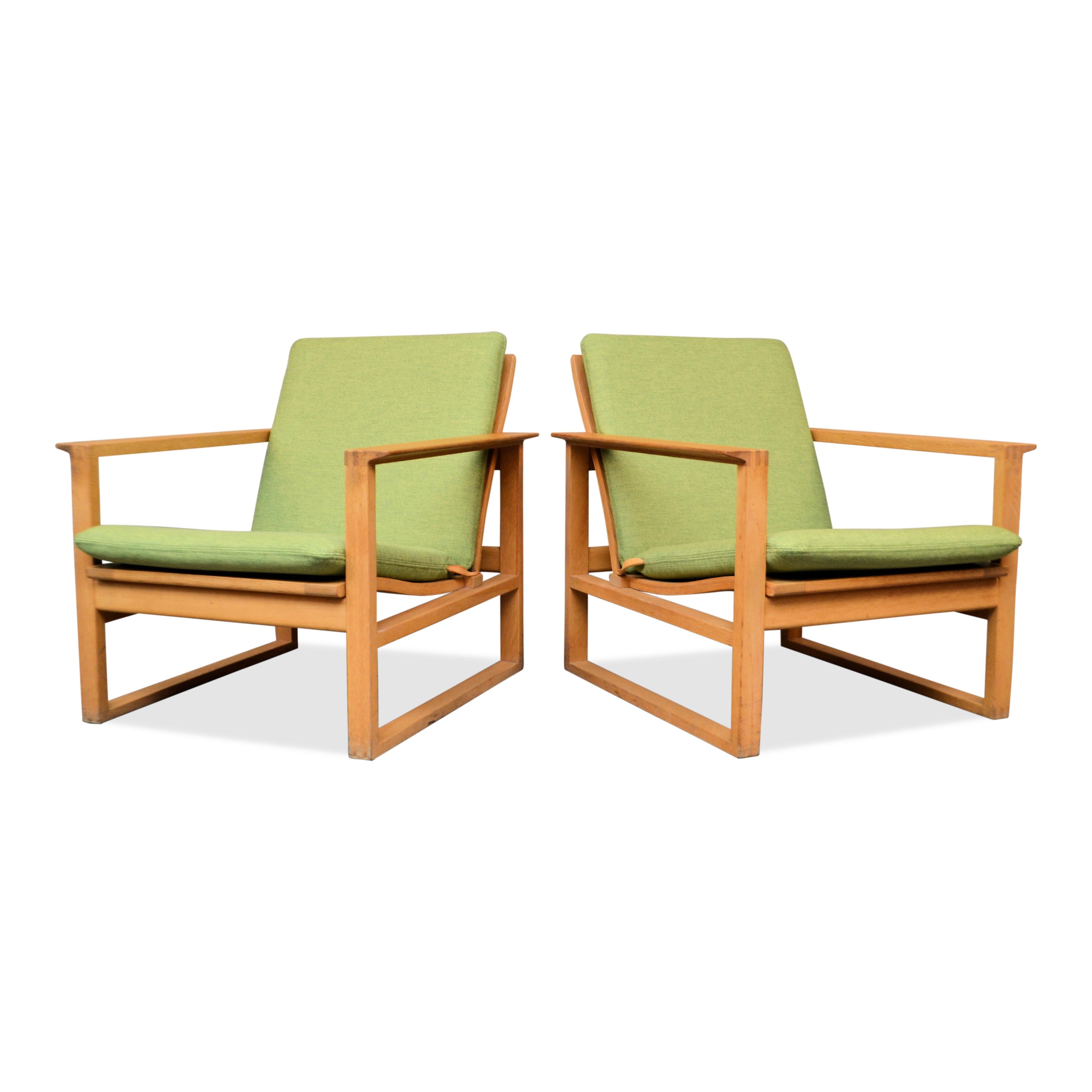 Set of two vintage Danish design lounge chairs designed by worldwide known and appreciated furniture designer Børge Mogensen for manufacturer Fredericia Stolefabrik. Mogensen was one of the most important among a generation of furniture designers