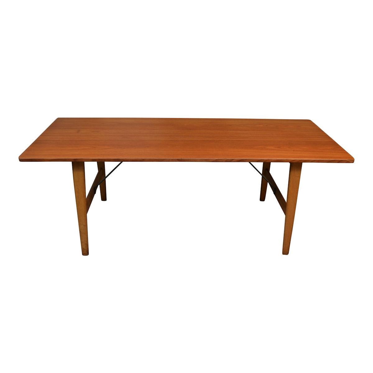 Rare vintage Danish teak dining table, model 281 designed by Børge Mogensen for Fredericia. This rare table features a gorgeous combination of materials. A teak top and a solid oak and metal base. The table is 180 cm in length and 65 cm in height.