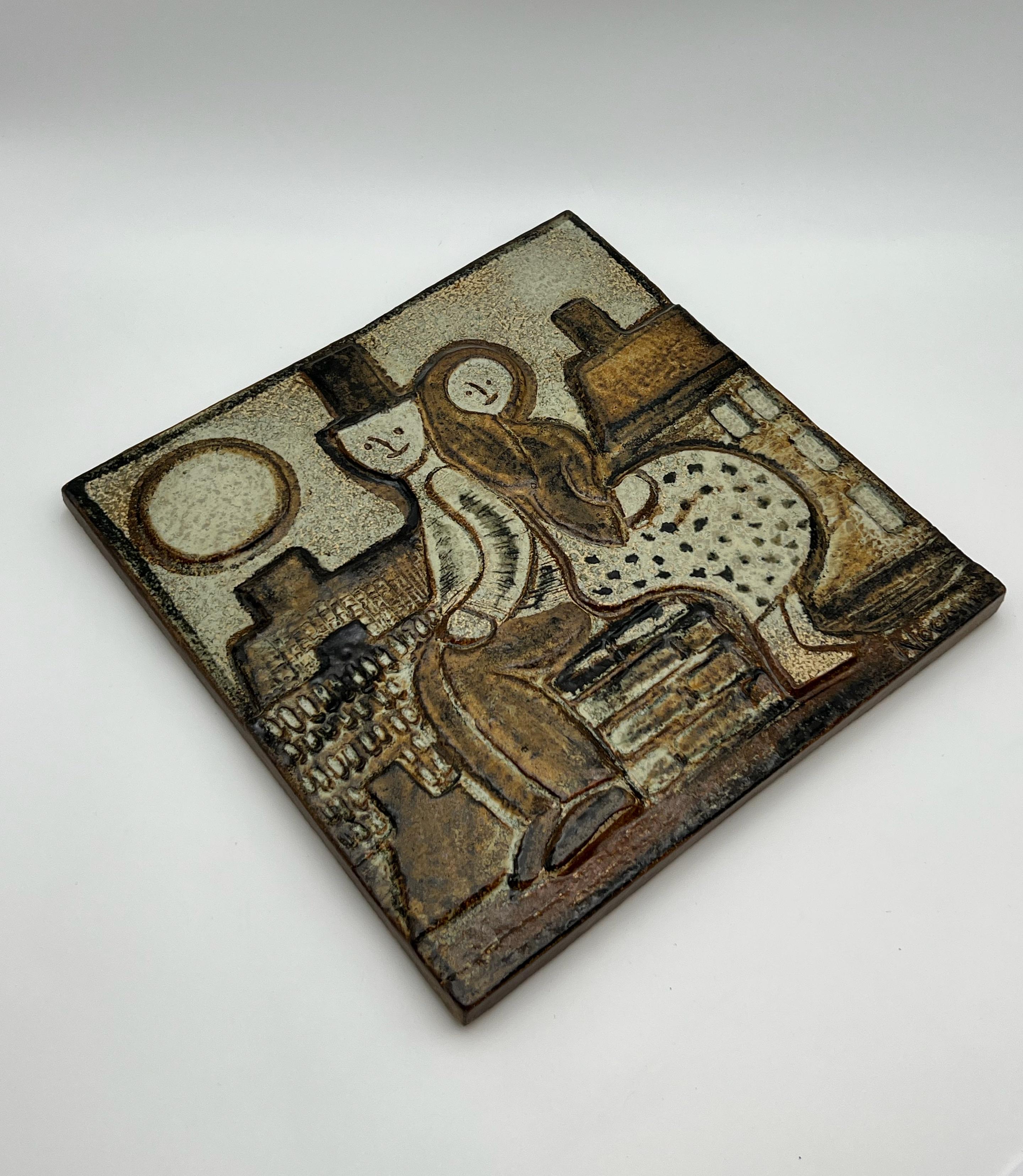 Dänische Keramikwandtafel aus der Jahrhundertmitte - Noomi Backhausen für Søholm Stentøj (1981) -- Perfektes Hochzeitsgeschenk?

Verschönern Sie Ihr Interieur mit dieser dänischen Keramik-Wandtafel im skandinavischen Mid-Century Modern Design der