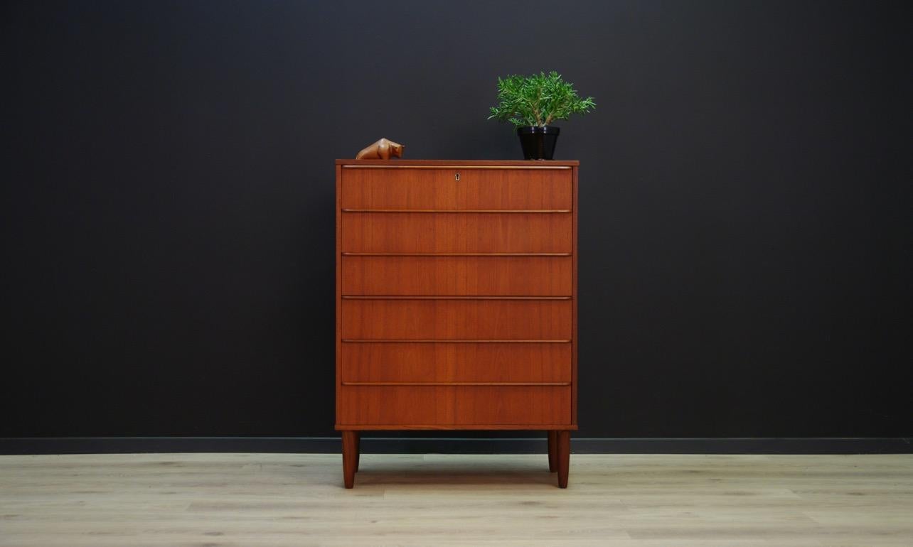 Retro chest of drawers from the 1960s-1970s, Minimalist form - Danish design. Six practical drawers, the whole veneered with teak. Handles made of teak. No key. Preserved in good condition (small dings and scratches, filled veneer loss) - directly