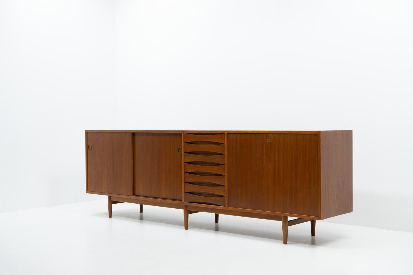 Danish Design Classic Arne Voder for Sibast, Triennale Sideboard, 1950s In Good Condition For Sale In Renens, CH