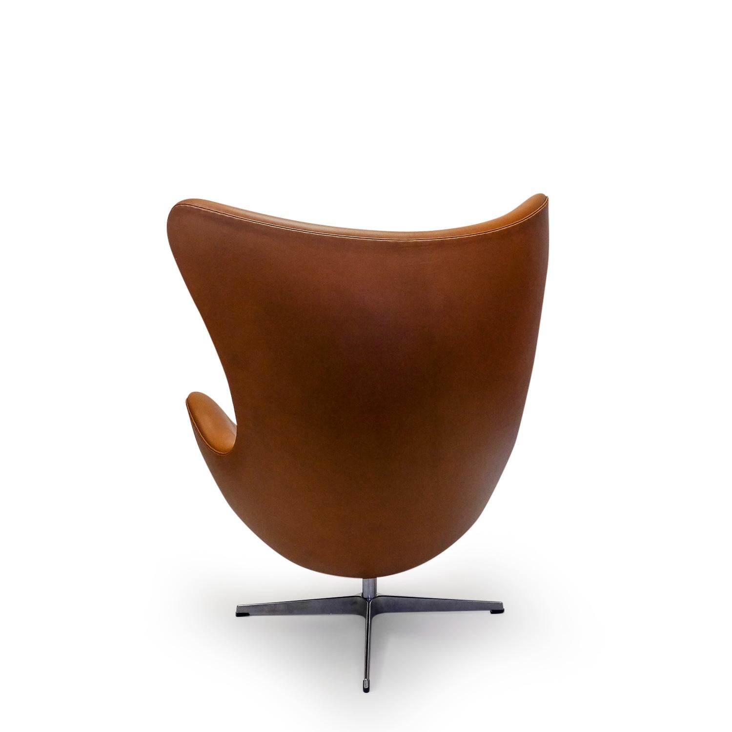 Danish Design Classic Fritz Hansen Egg Chair by Arne Jacobsen, in Cognac Leather In Good Condition In Renens, CH