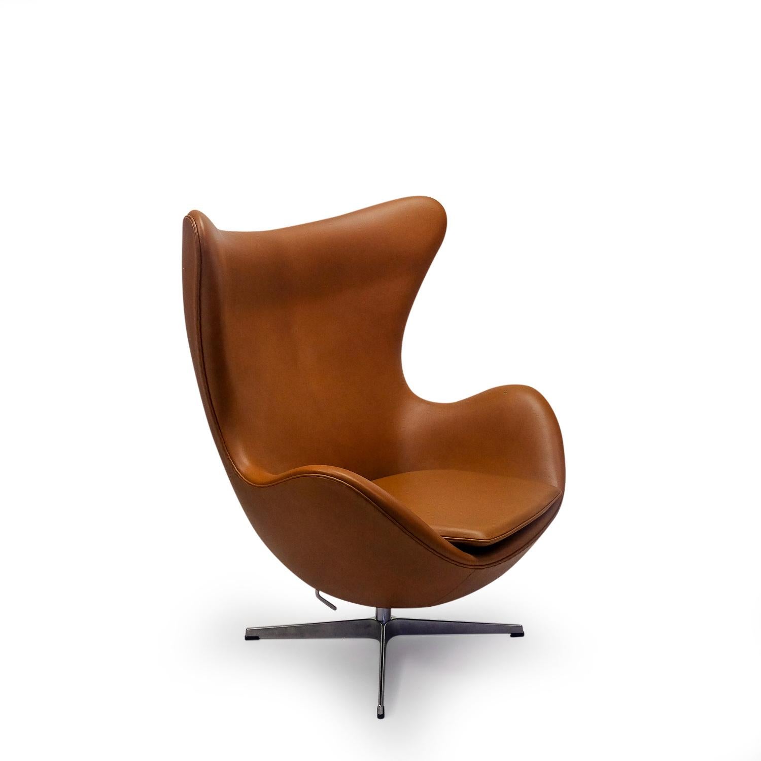 Late 20th Century Danish Design Classic Fritz Hansen Egg Chair by Arne Jacobsen, in Cognac Leather
