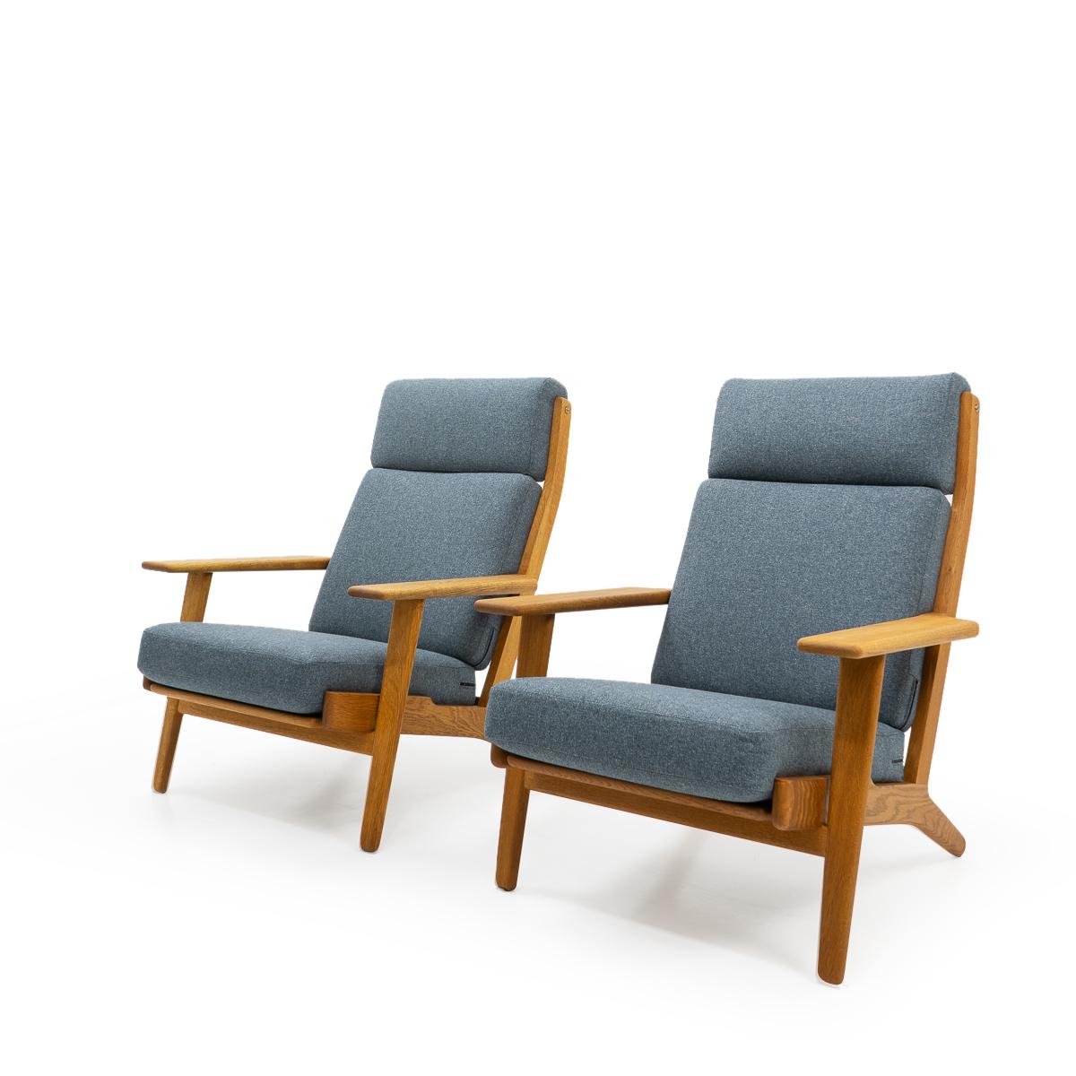 One of the most recognized designs by Hans Wegner and probably the whole danish mid-century modern period is the GE 290 sofa and arm chair produced by Getama. The 290 series is most recognized by it strong and long “iron board style” armrests and