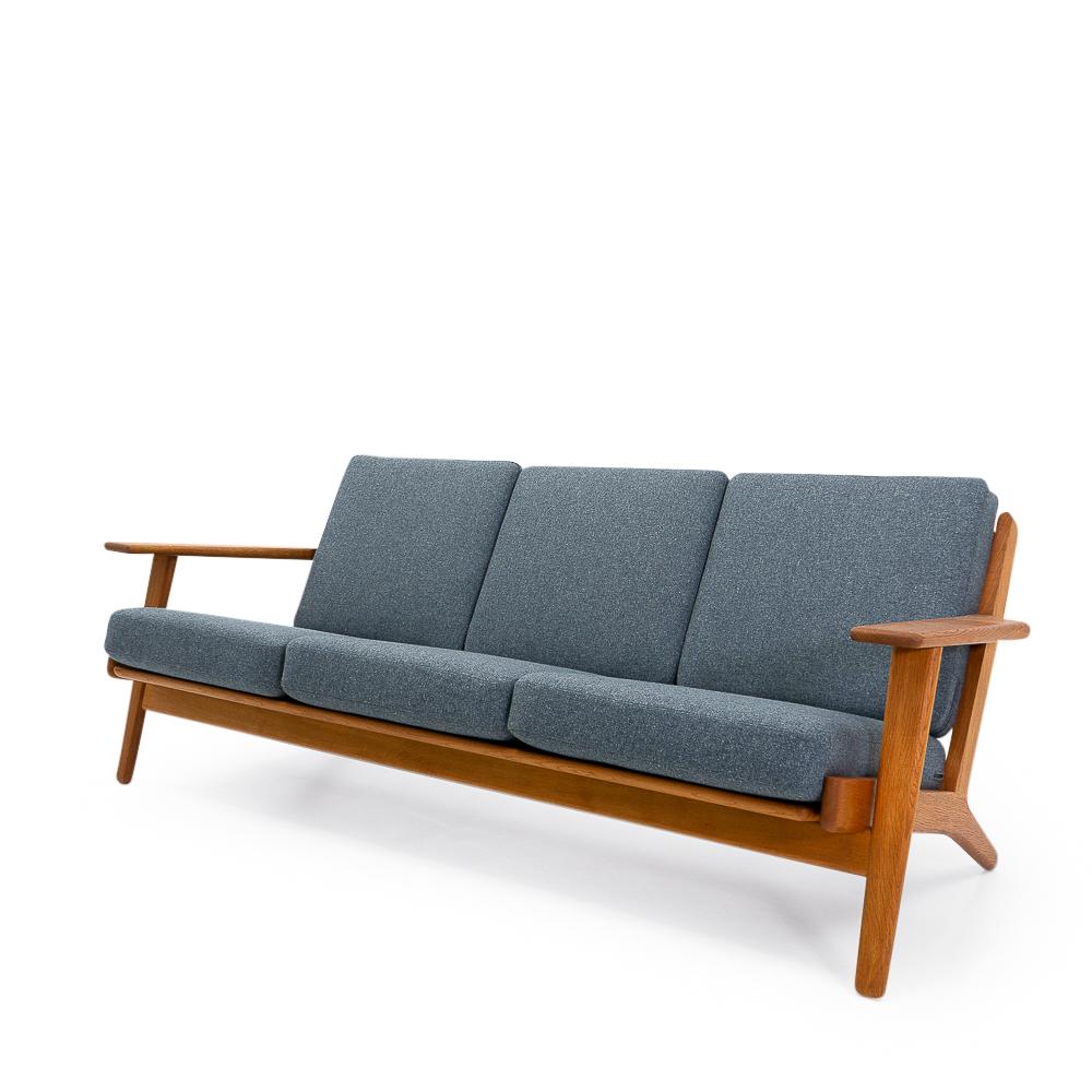 One of the most recognized designs by Hans Wegner and probably the whole danish mid-century modern period is the GE 290 sofa and arm chair produced by Getama. The 290 series is recognized by its long “iron board style” armrests and the typical